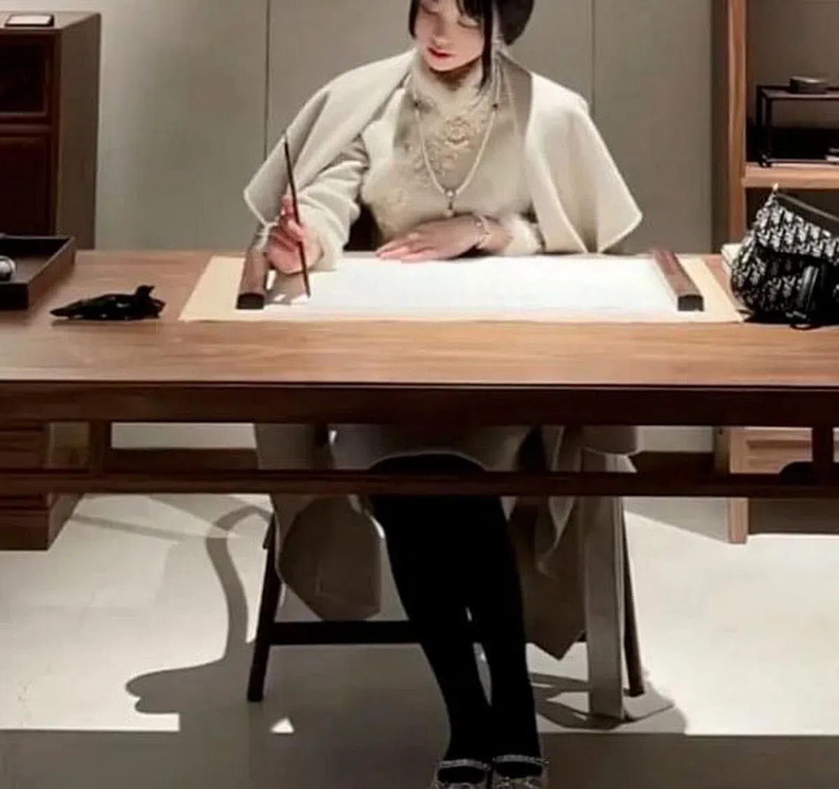 网红佛媛晒自己抄经的日常生活，但被指桌边放着的名牌包才是这张照片的主题。（互联网）