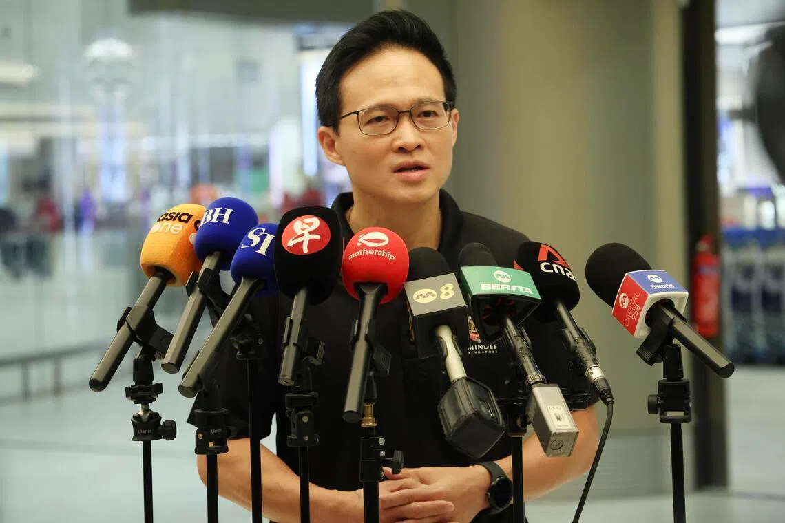 国防部政务部长朱倍庆，星期五也到机场迎接回国新加坡人，并感谢各方对撤离行动的贡献。（郑一鸣摄）