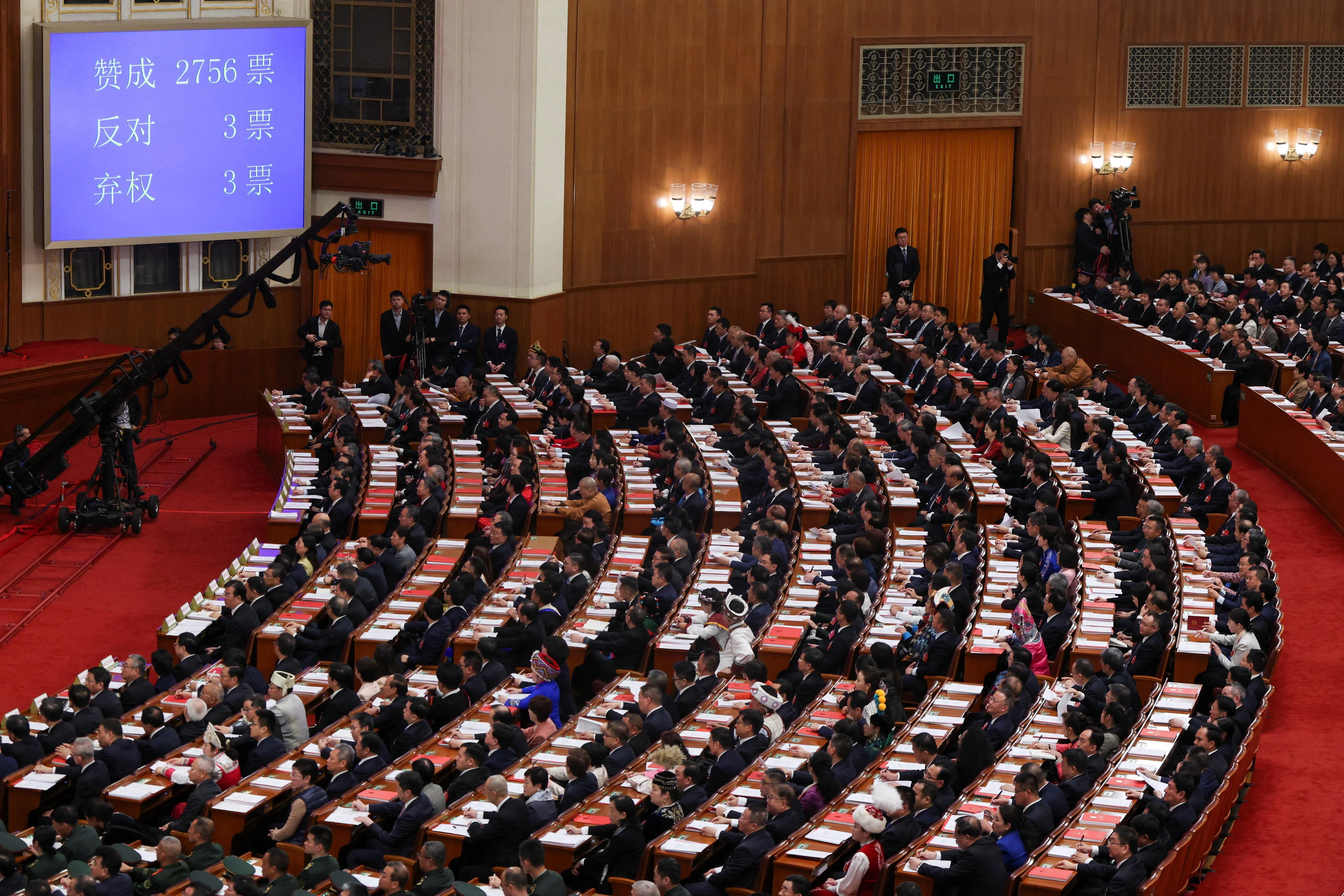 今年3月举行的中国全国两会其中一个重要议程是审议通过《民族团结进步促进法》。图为北京人民大会堂屏幕3月12日显示了中国全国人大会议闭幕会议上《民族团结进步促进法》的投票结果。（路透社）