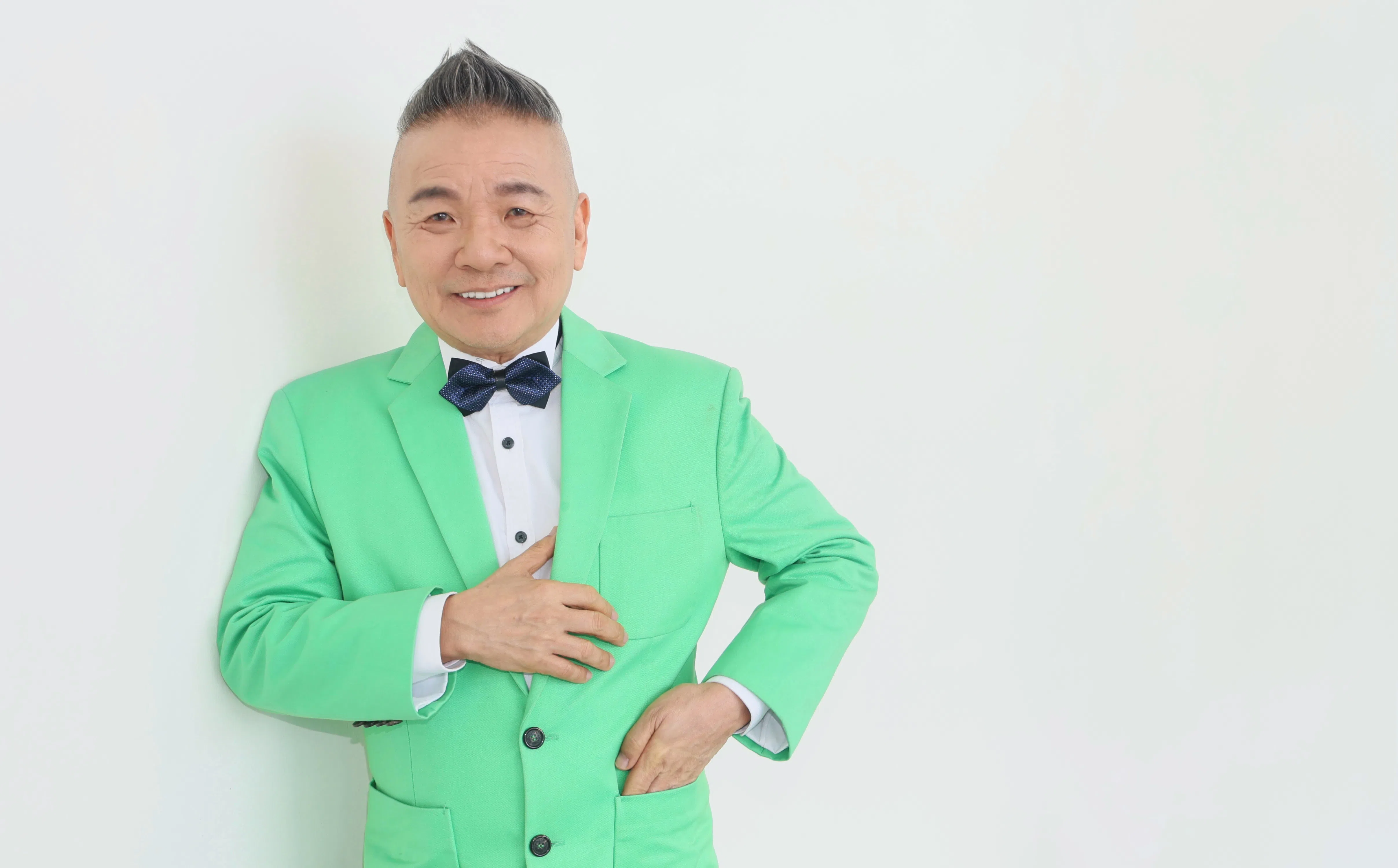 陈建彬聊起当年和王沙野峰歌剧院同台演出的点滴。（郑一鸣摄）