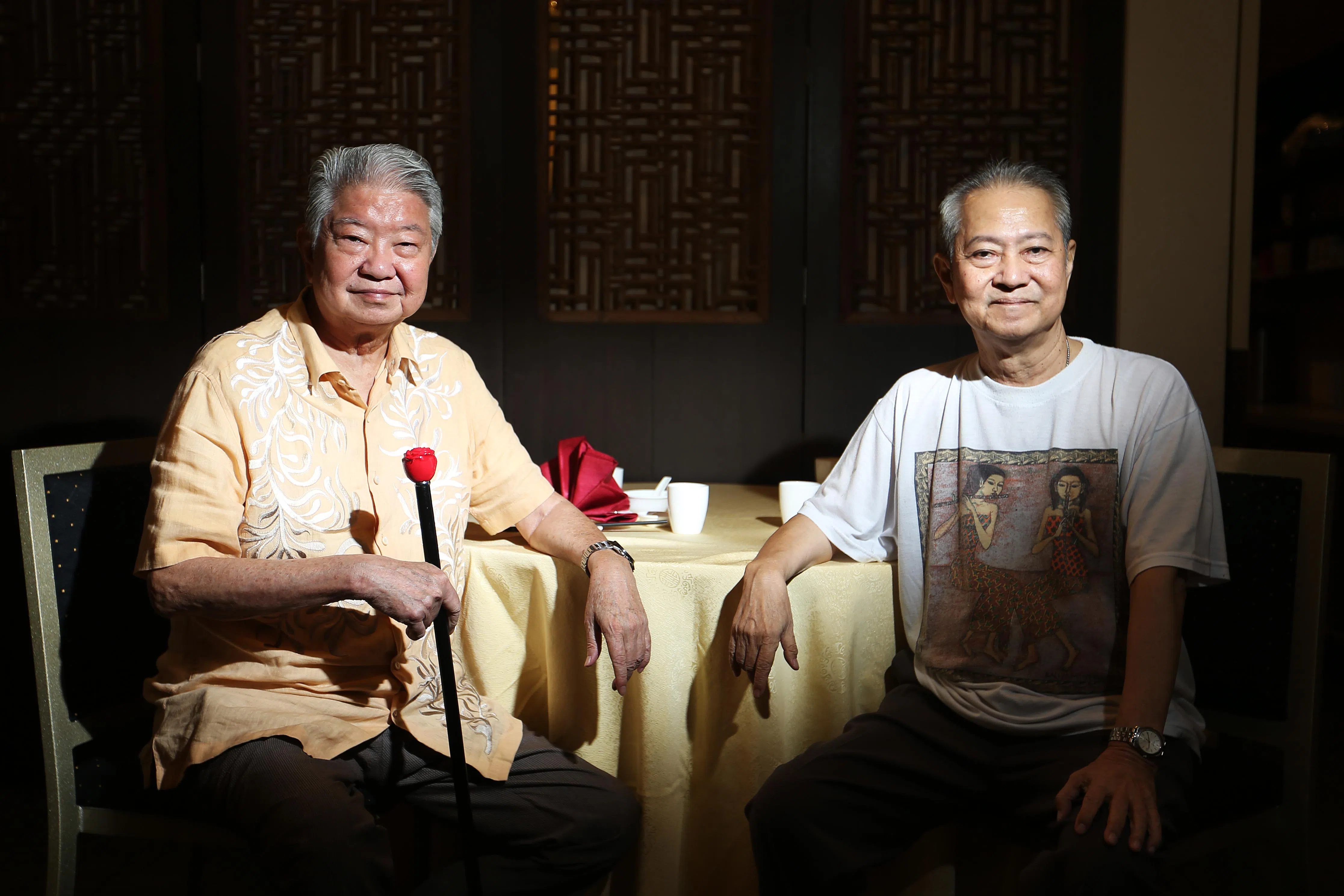 蔡澜（左）与弟弟蔡萱今年相继离世。（档案照）