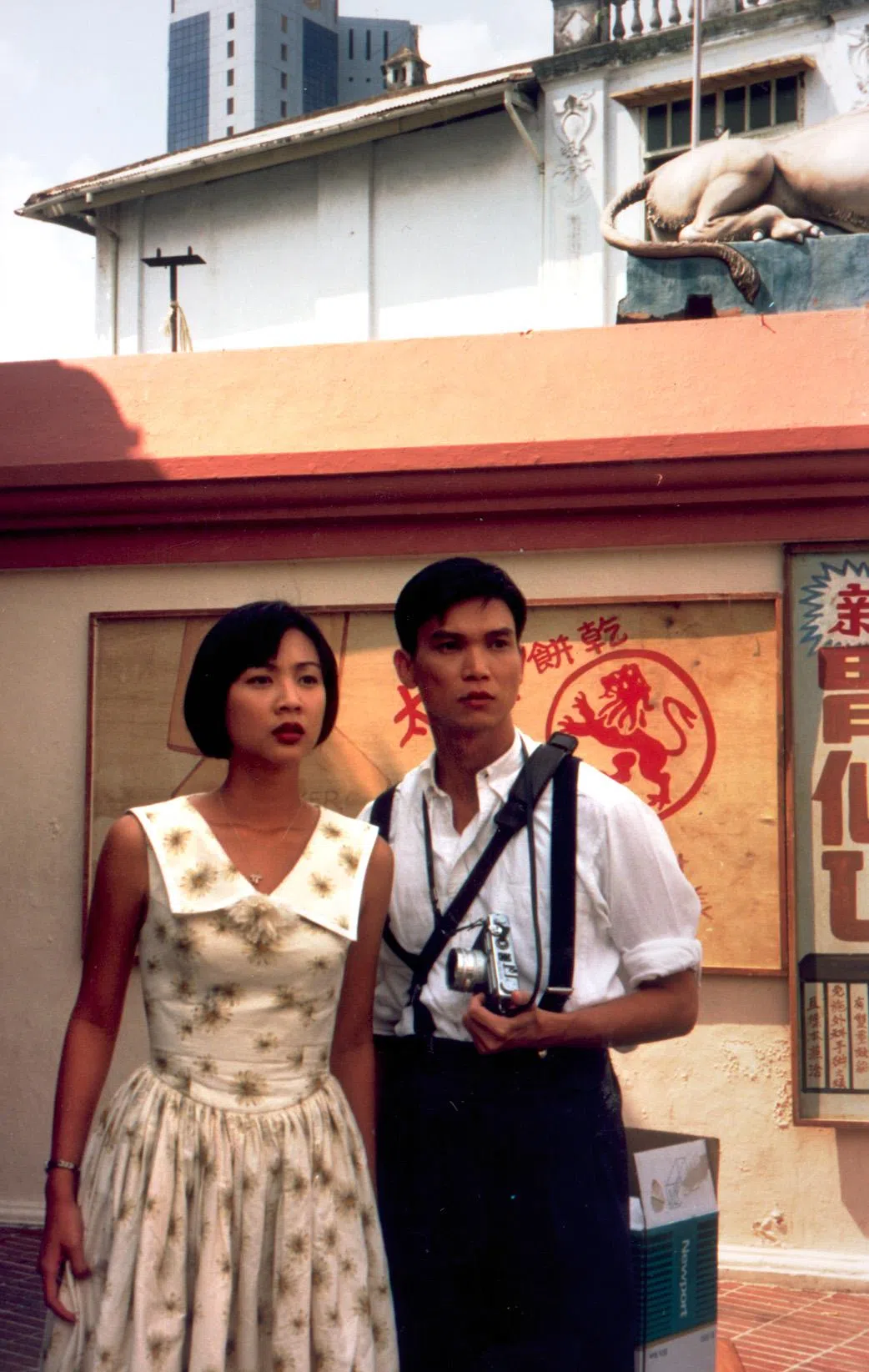 《曲终魂断》由谢韶光（右）和李锦梅（左）主演。谢韶光在剧中分饰日本将军父子两角，图为儿子角色。（档案照）