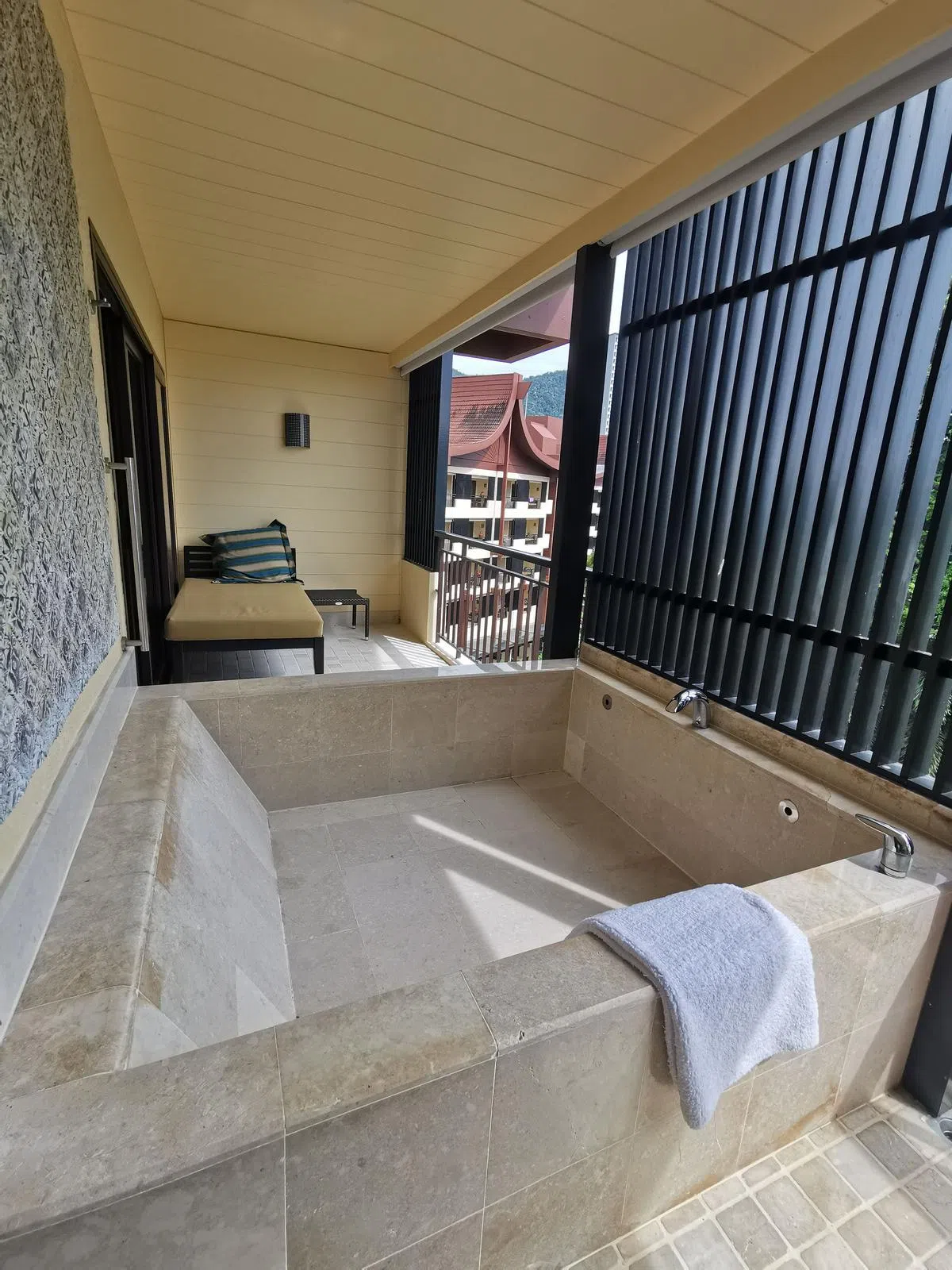 部分套房的走廊设有露天浴池。（陈爱薇／图）