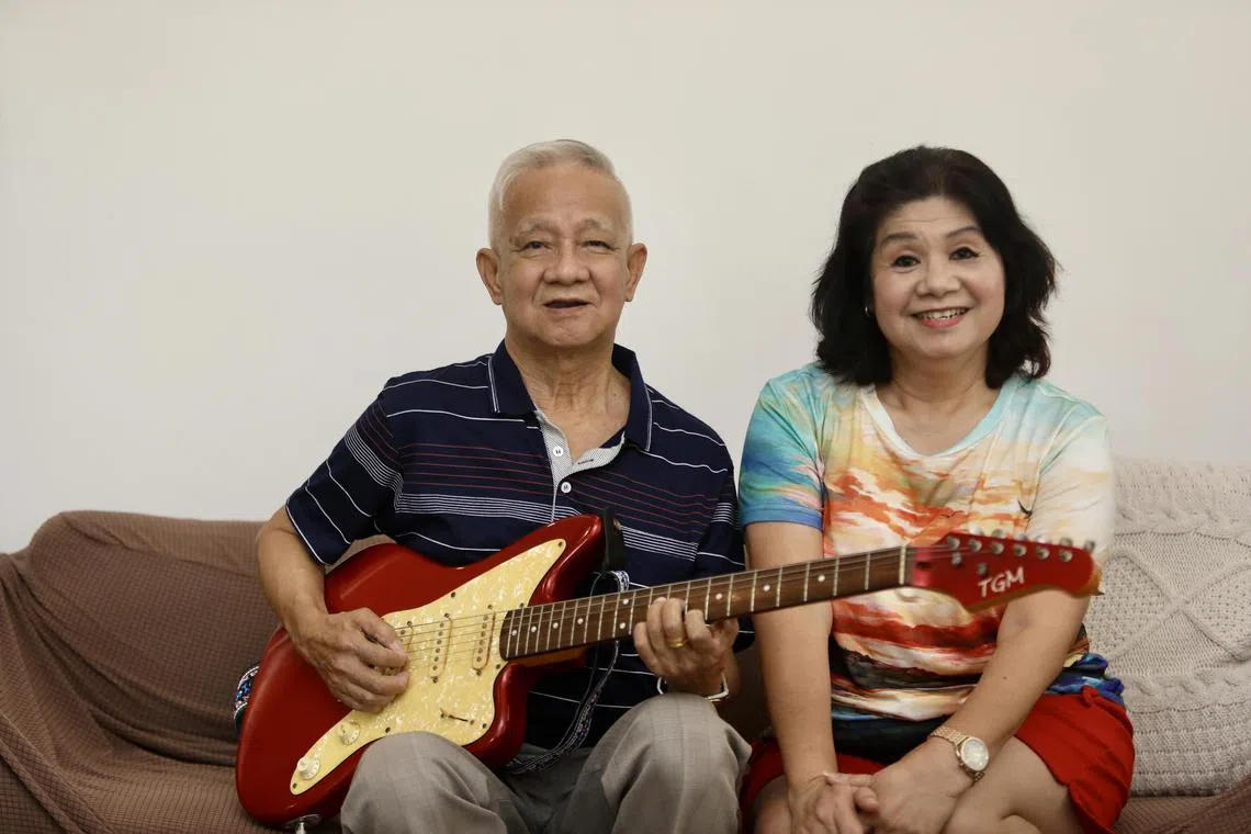 李天南（左）喜欢弹吉他，刘微妮（右）爱唱歌，两人都加入“新生命银色乐队”，成为朋友。（陈心媛摄）
