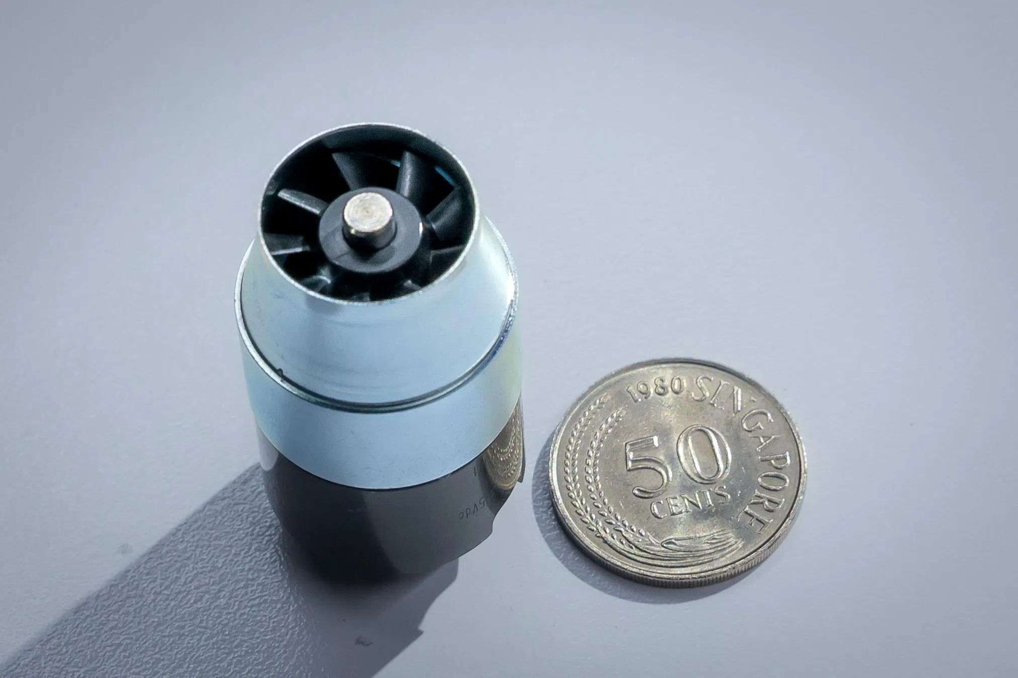 Hyperdymium吸尘马达的直径跟一个硬币相似，具有14万rpm高转速能力。（海峡时报图片）