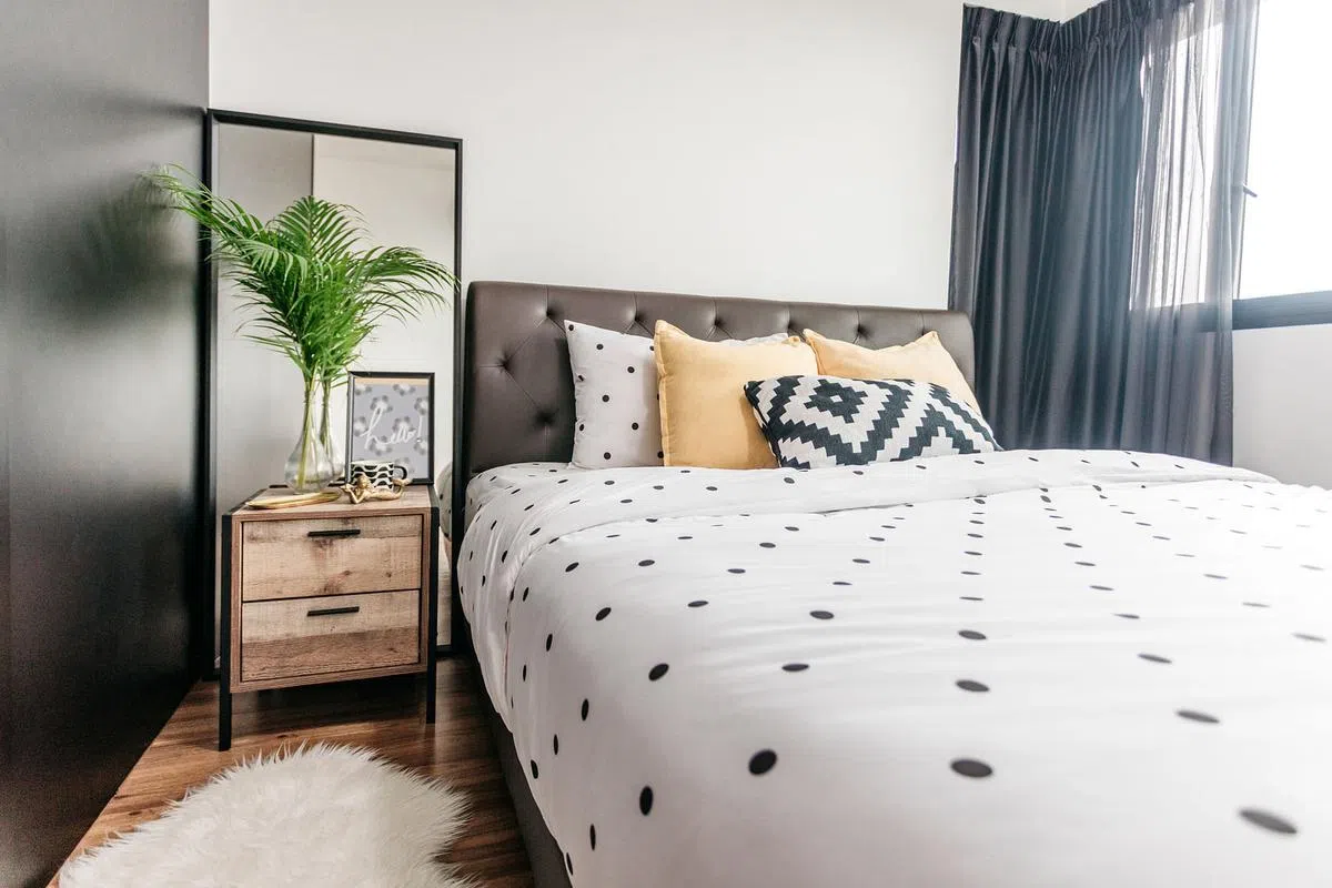 设计师将多出来的镜子摆在床头柜后方，让房间看起来宽敞一些。（木美室内设计工作室提供图片）