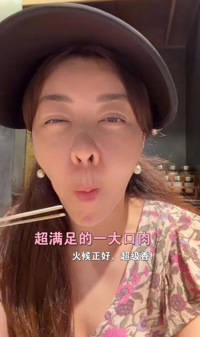 熊黛林在新加坡之行的视频博客里，尽显幸福样子，被称人生赢家。（视频截图）
