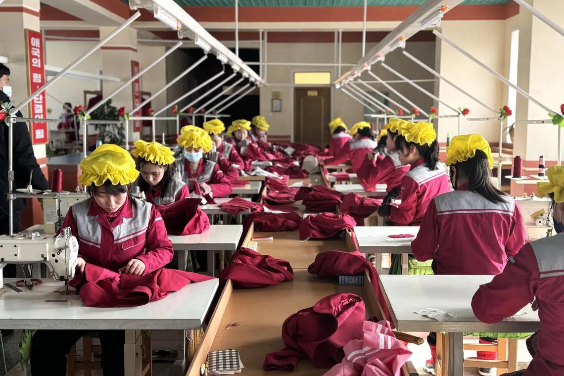 旅行团参观了罗先市的制衣厂，了解当地衣服生产流程。（受访者提供）