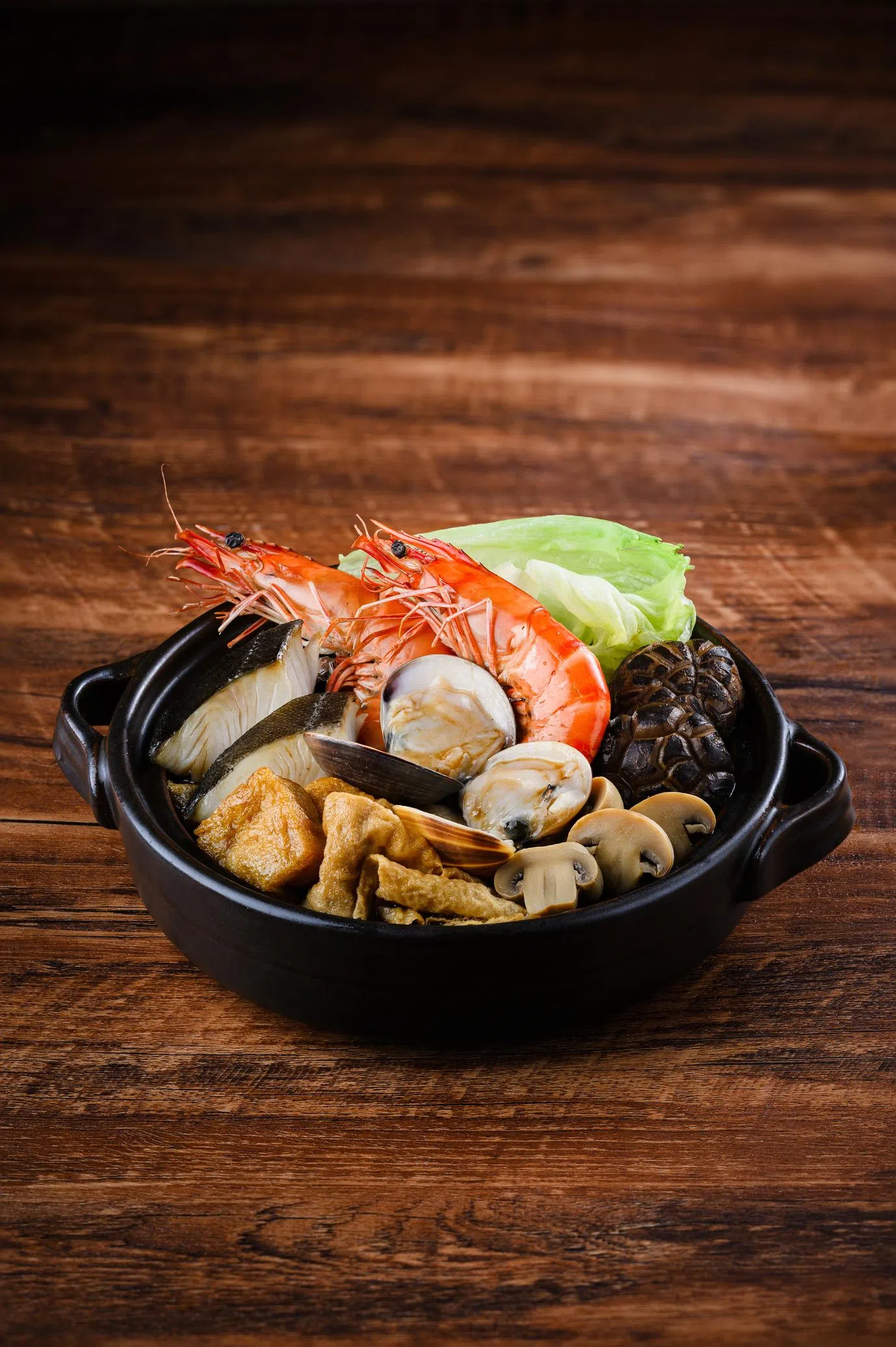 海鲜药材肉骨茶融合药材汤底，与红海虾、黑鳕鱼、蛤蜊、香菇、蘑菇、豆卜、炸豆腐及花雕酒，滋味清甜独特。（餐馆提供）