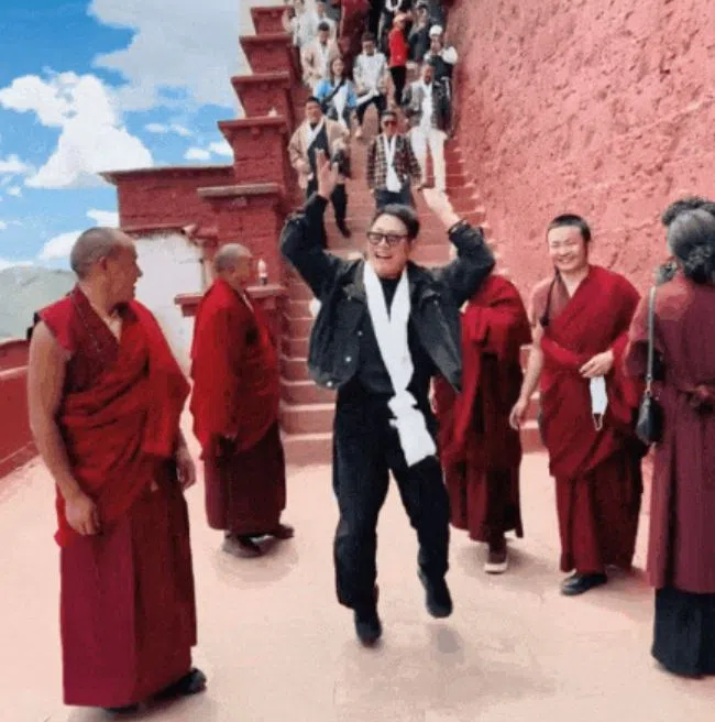 网上一段视频，可见李连杰在寺庙里和一群僧人互动，似乎说得兴起手舞足蹈。（互联网）