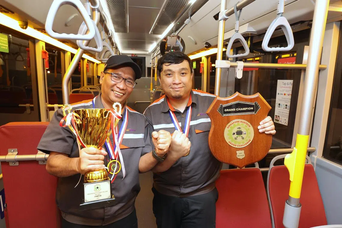 新捷运巴士技术员马兹里（左）和高级技术员里祖安，赢得“新加坡巴士技能大挑战”巴士技术员冠军奖项。（唐家鸿摄）