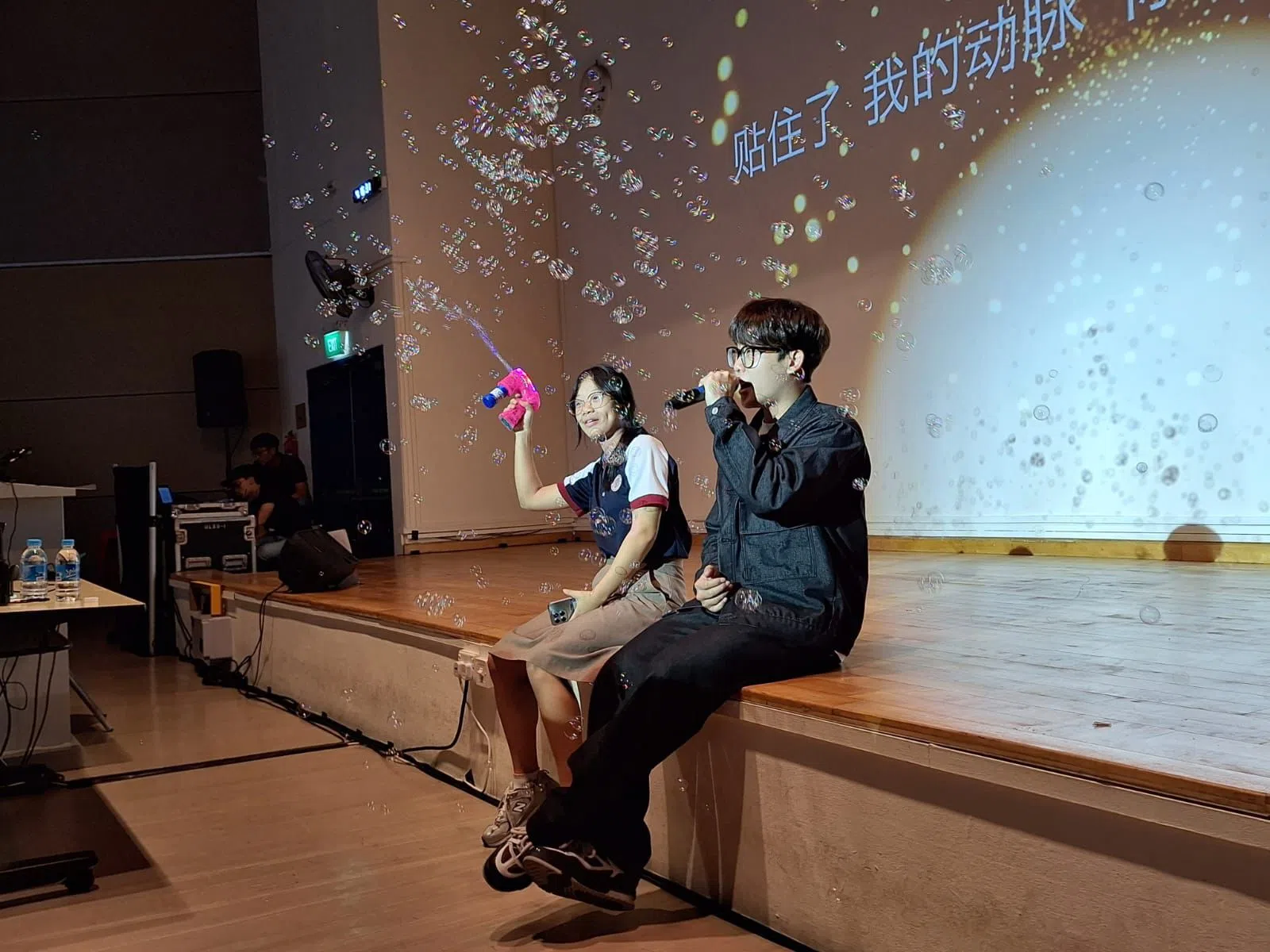 本地歌手范平庚（右）演唱时，不忘与学生互动。（淡滨尼美廉初级学院提供）