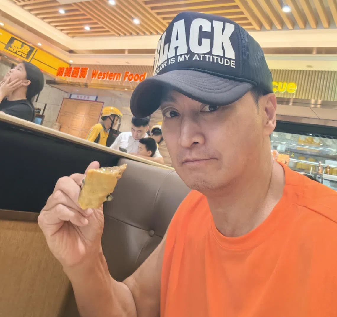 何家劲经常开直播与网民分享日常生活。（互联网）