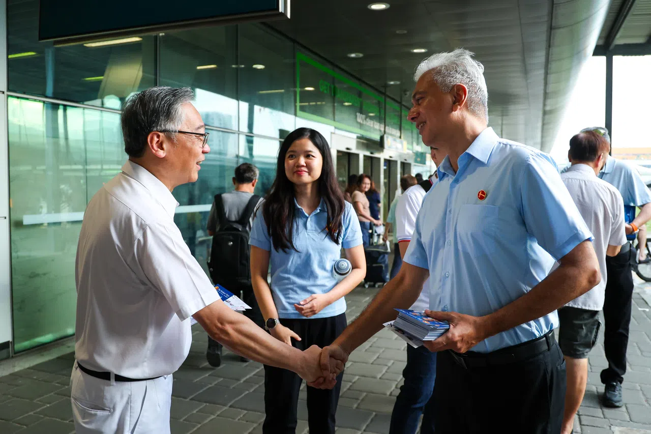 领军行动党榜鹅集选区团队的颜金勇（左），与工人党领军贺沛星（右）在造势时相遇，相互寒暄。（林明顺摄）