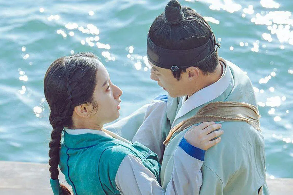 苞娜（左）和禹棹奂将上演公主爱上平民的爱情戏。（互联网）