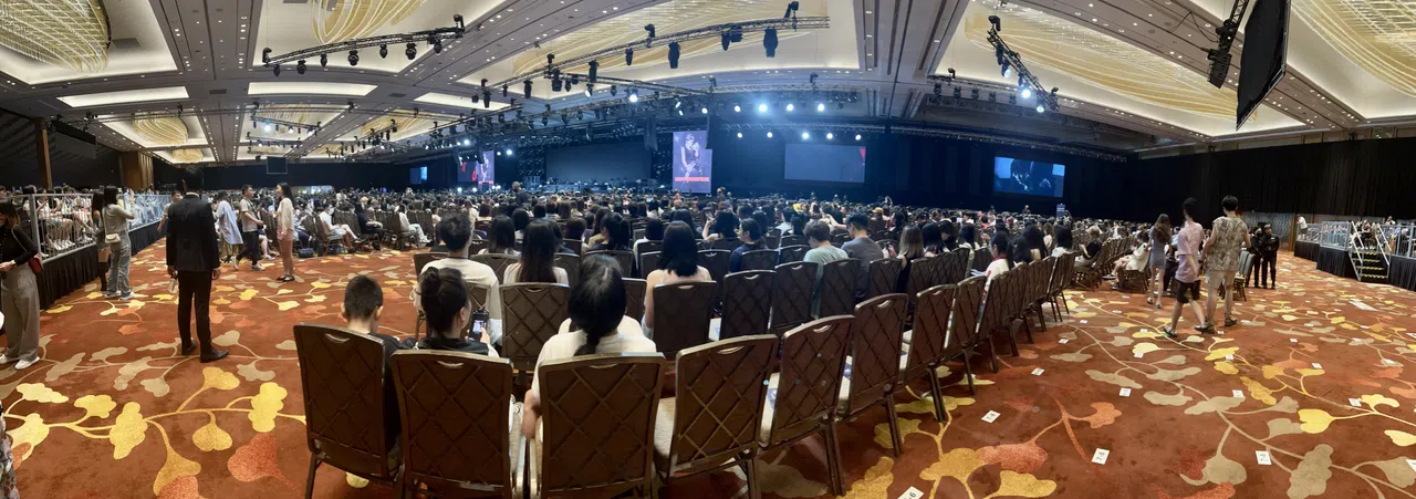 蔡徐坤的演唱会开场前不到五分钟，观众席仍有零星空位。（王英敏摄）