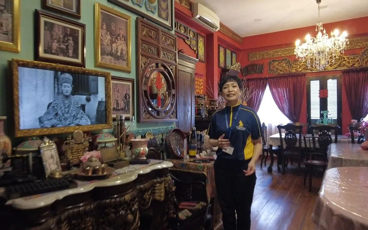 拥有31年经验的新航空姐陈美兰，挑战自己担任导览员。（视频截图）