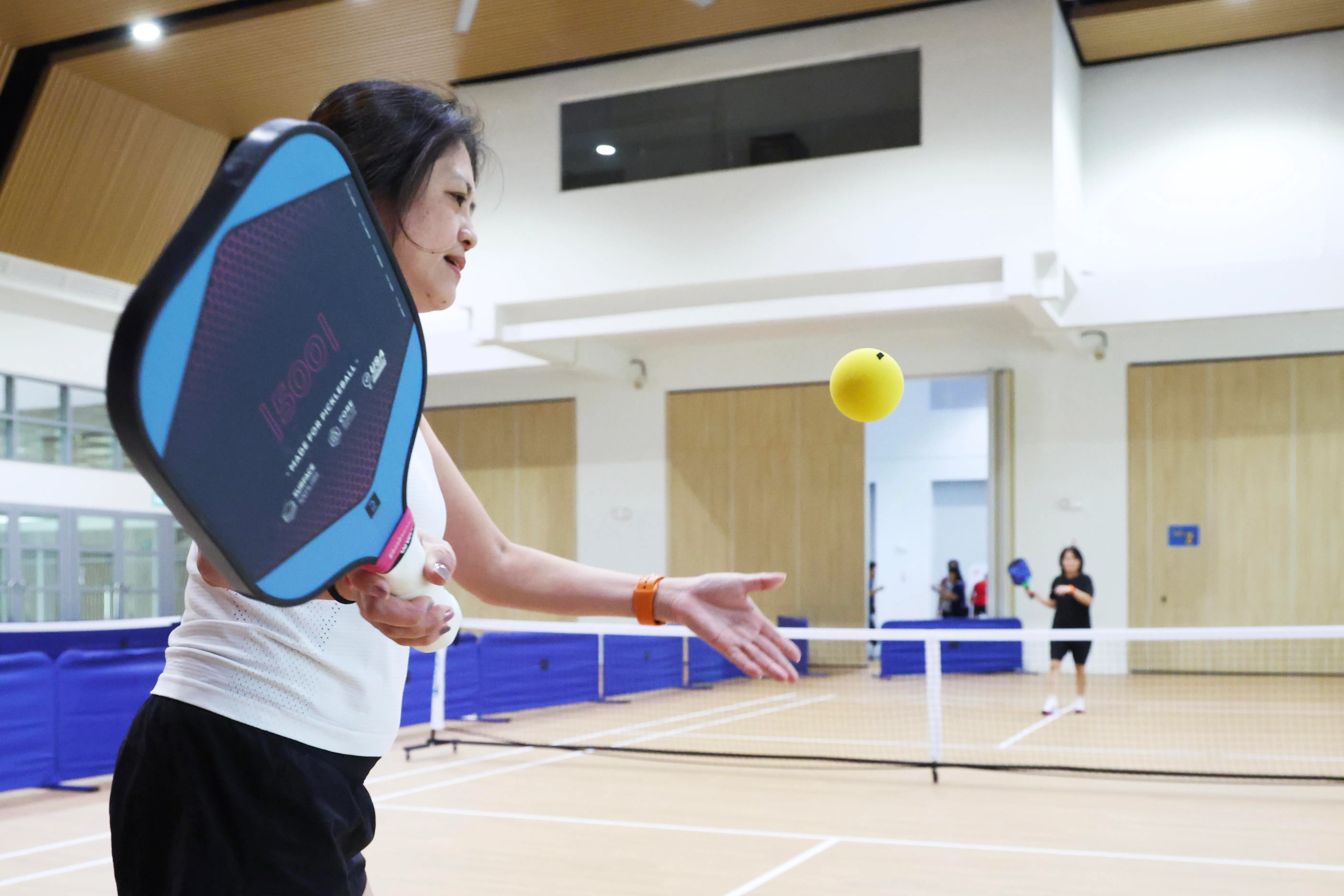 匹克球爱好者林晓燕，1月11日在蒙巴登民众俱乐部首次尝试泡棉匹克球，她觉得泡棉球和标准球都能达到健身休闲的目的。（郑一鸣摄）