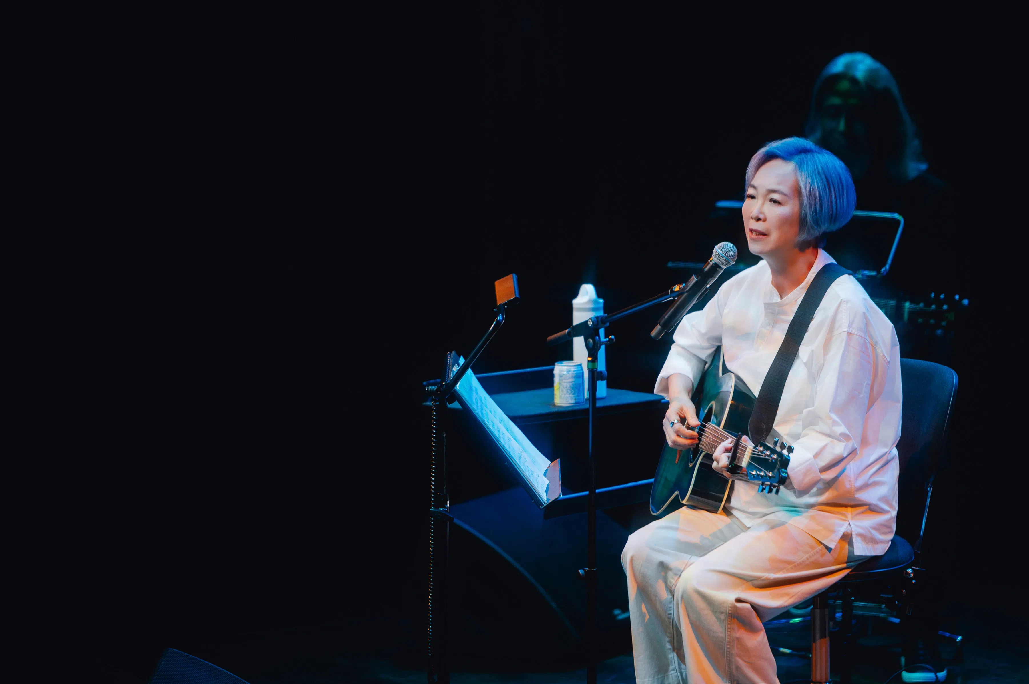 熊美玲克制哀伤，用温柔音色演绎一首首动人曲目。（海蝶音乐提供）