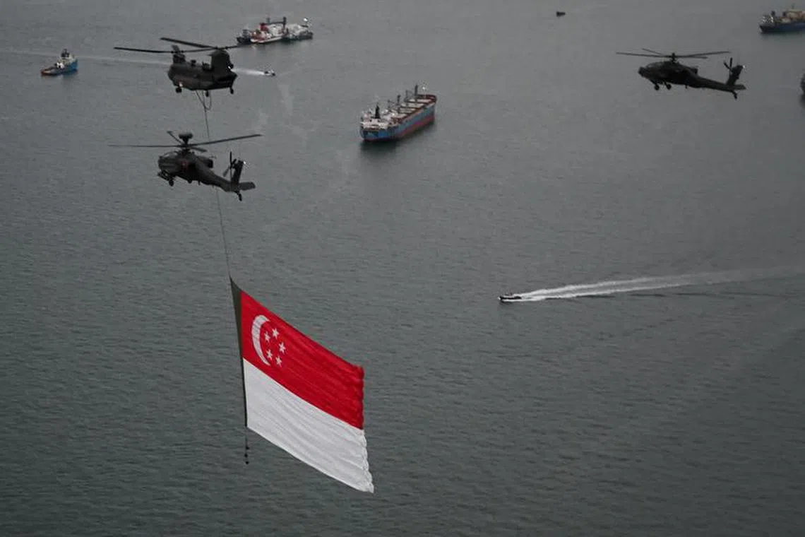 我国国旗飞过新加坡海峡。