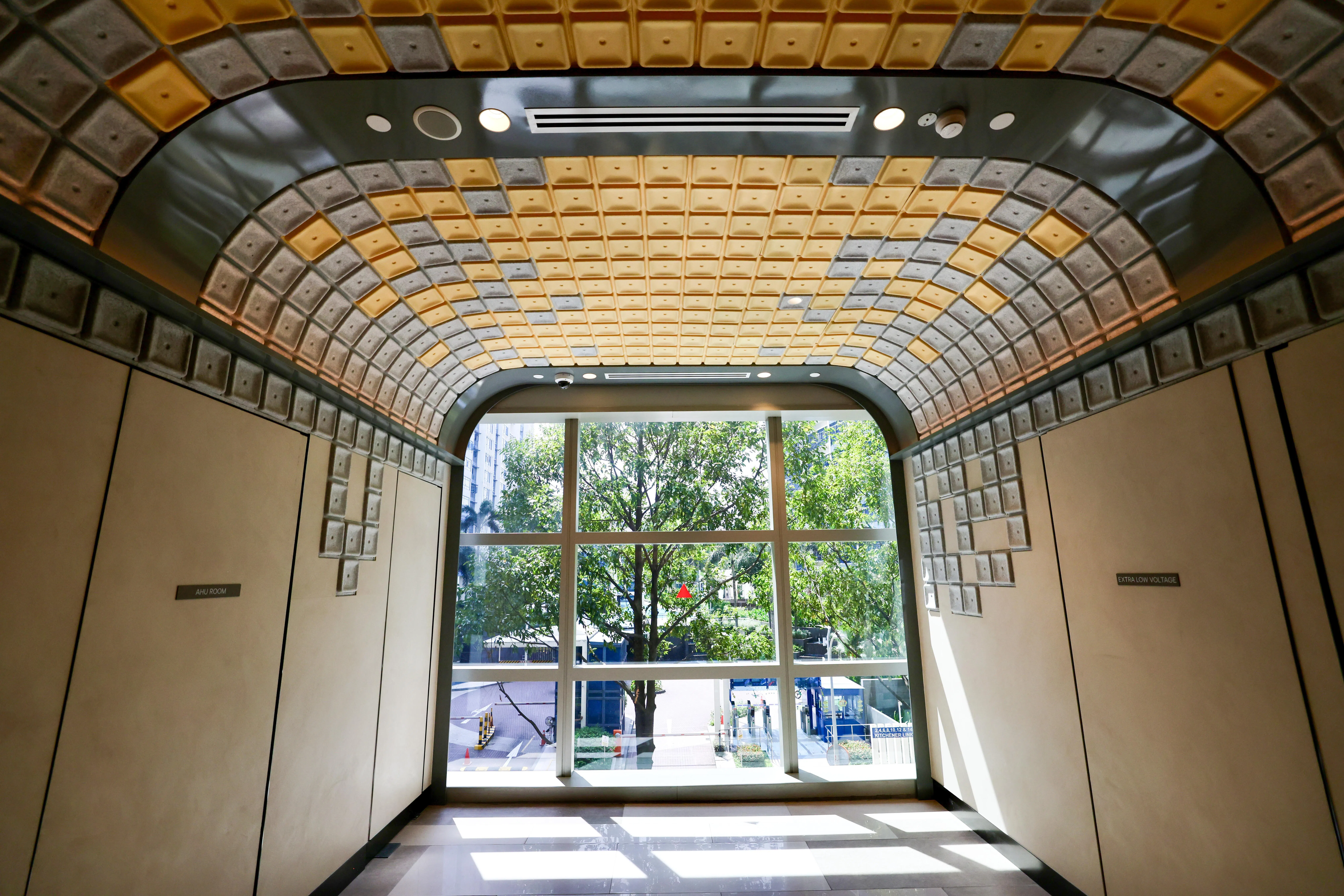 城市广场在翻新工程中融入环保设计，从地下四层至六楼的电梯大堂与墙面装饰采用竹筷、气泡膜和塑料瓶等再循环材料制作，延续商场作为本地首个生态商场的理念。（陈斌勤摄）