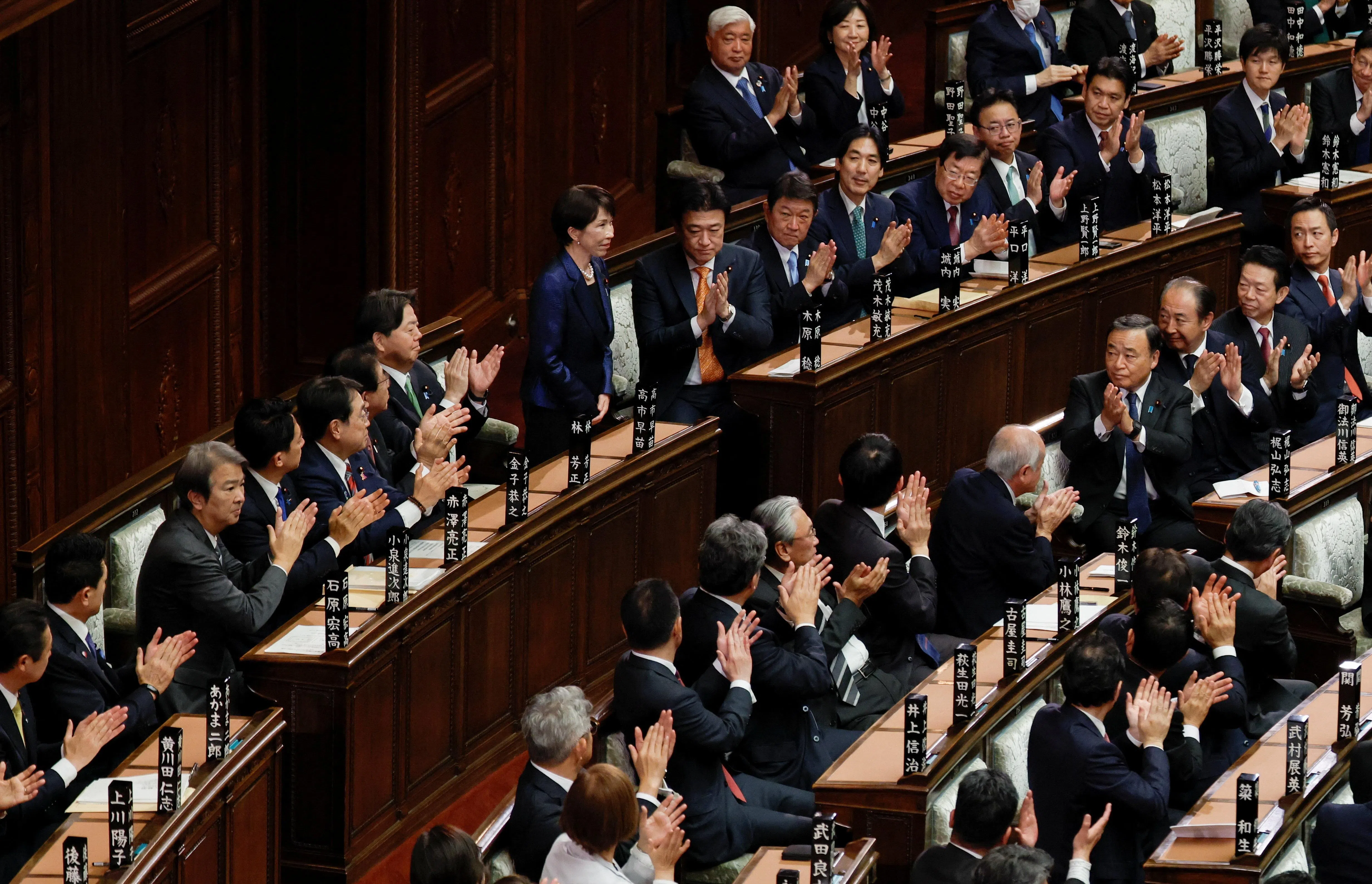 2月18日晚，高市早苗（在后排站立）在日本皇宫举行首相任命和内阁大臣认证仪式后，新内阁将正式成立。（路透社）