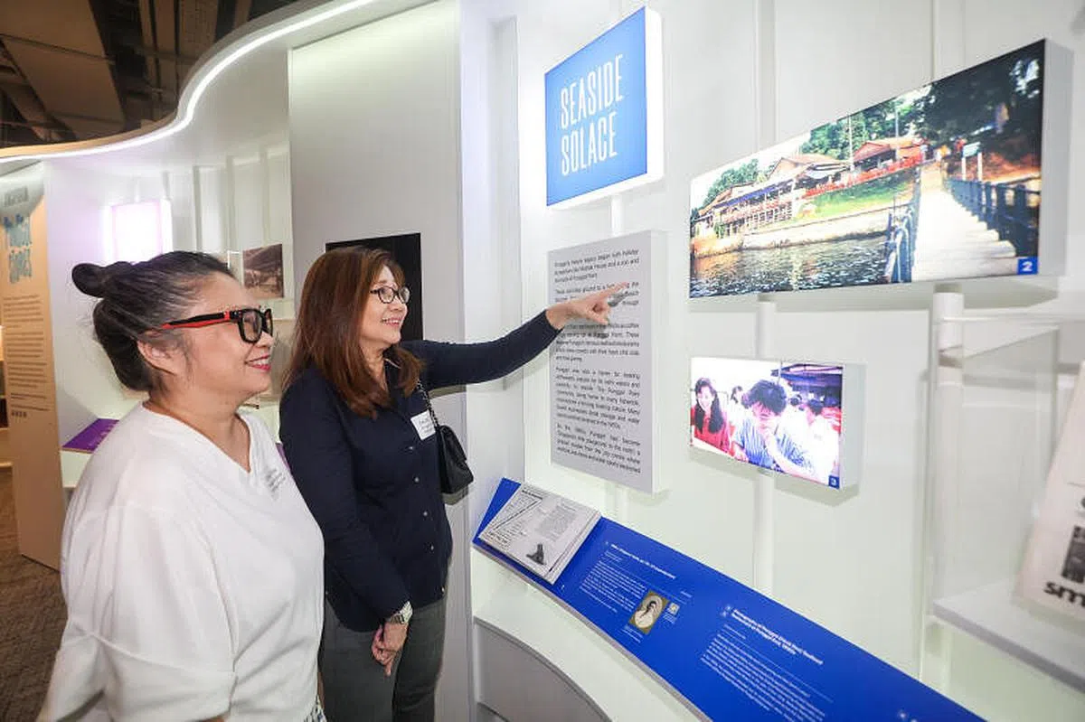 有关榜鹅福记海鲜馆的历史点滴收录在榜鹅区域图书馆四楼的“榜鹅故事”展区。已故餐馆创办人陈春庭的女儿陈淑贞（右）和长媳杨淑卿星期三应邀出席图书馆开幕仪式后，到展区参观。（陈斌勤摄）