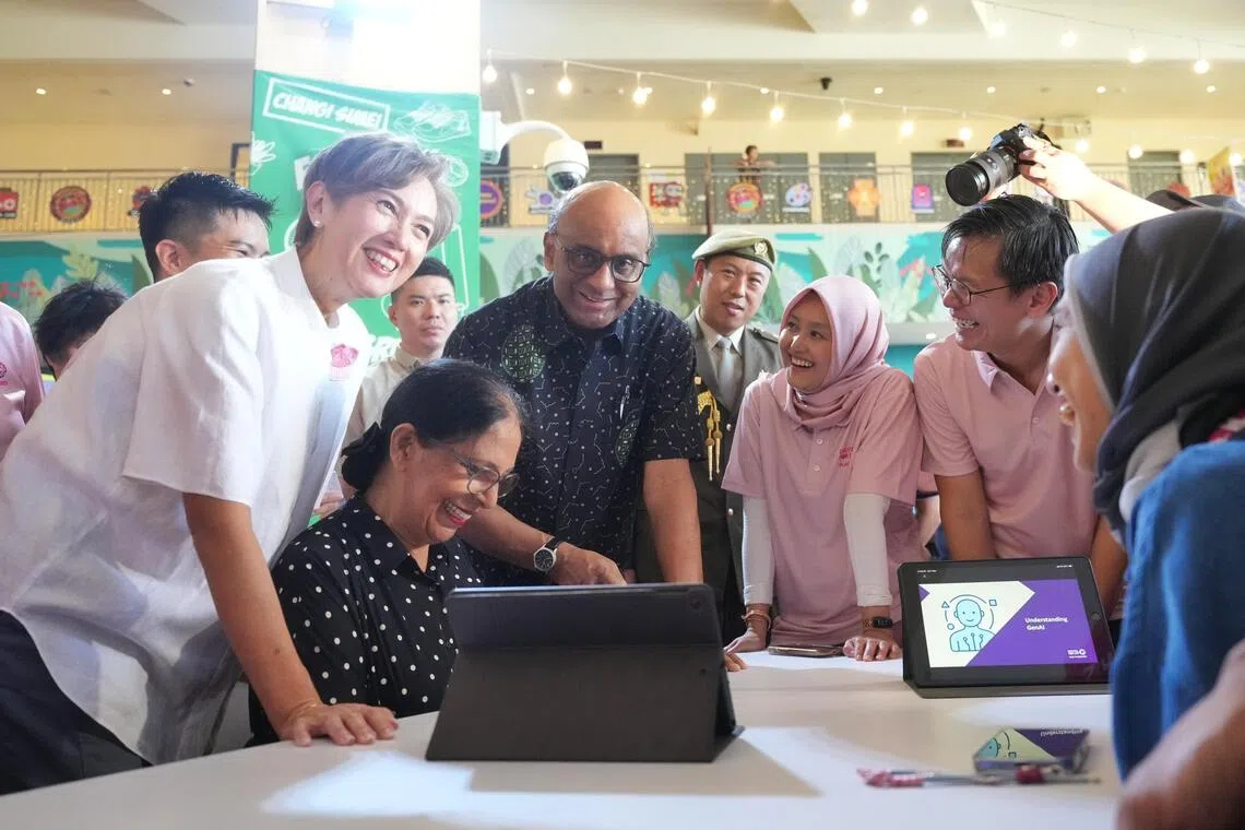 尚达曼总统（左二）星期六（11月1日）在数码发展及新闻部长杨莉明（左一）及数码发展及新闻部兼卫生部政务部长拉哈尤（右三）的陪同下，出席数码益终身节在勿洛心动大厦的活动，参观多个互动展位。（谢智扬摄）