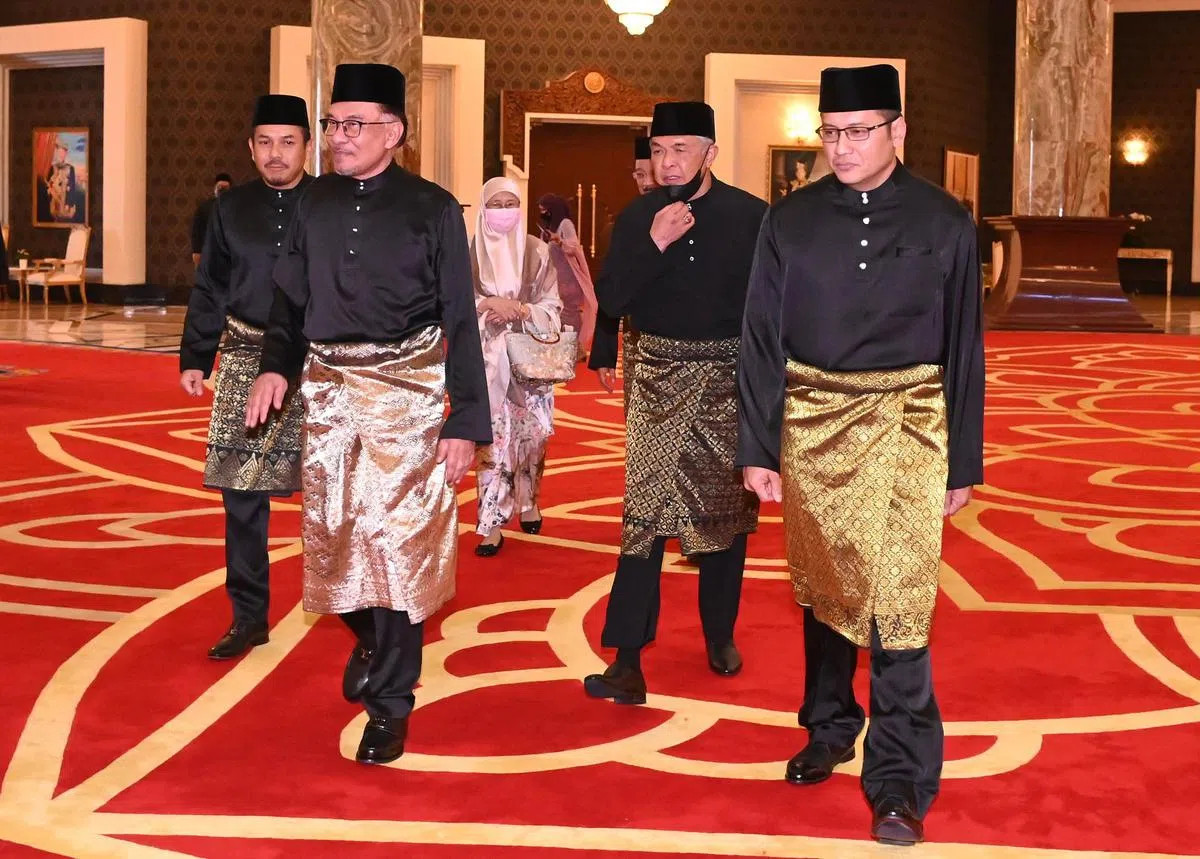 图为安华（左二）、安华的妻子旺阿兹莎（左三）和国阵主席阿末扎希（右二）11月24日进入国家王宫。（马国通讯部）