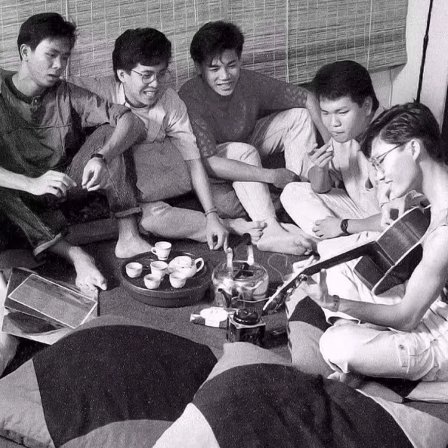 巫启贤（中）和志同道合的好友陈佳明（左起）、黎沸挥、李耀州和刘瑞政一伙人，在“不夜城”弹唱写歌。（创时代提供）