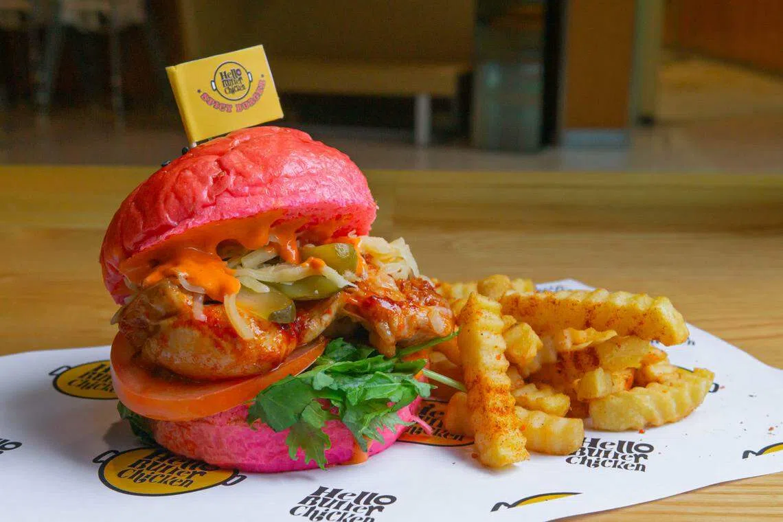 Hello Butter Chicken由米其林星级餐馆The Song of India主厨Manjunath Mural打造，将印度风味注入汉堡薯条中。图为热辣鸡肉汉堡配薯条。（商家提供）