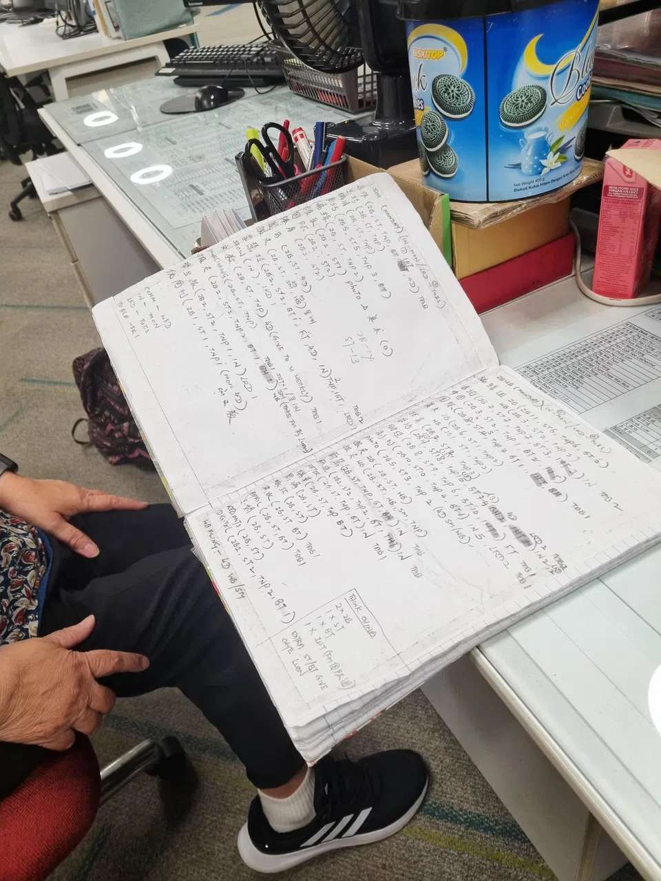 勤务员林淑贞有一本记录簿， 写满了每天要派哪些报刊、各多少份，给哪些部门的哪些人或哪些座位。不过，现在她已经不必翻看记录了，因为那些细节早已印刻心中。（杨萌摄）
