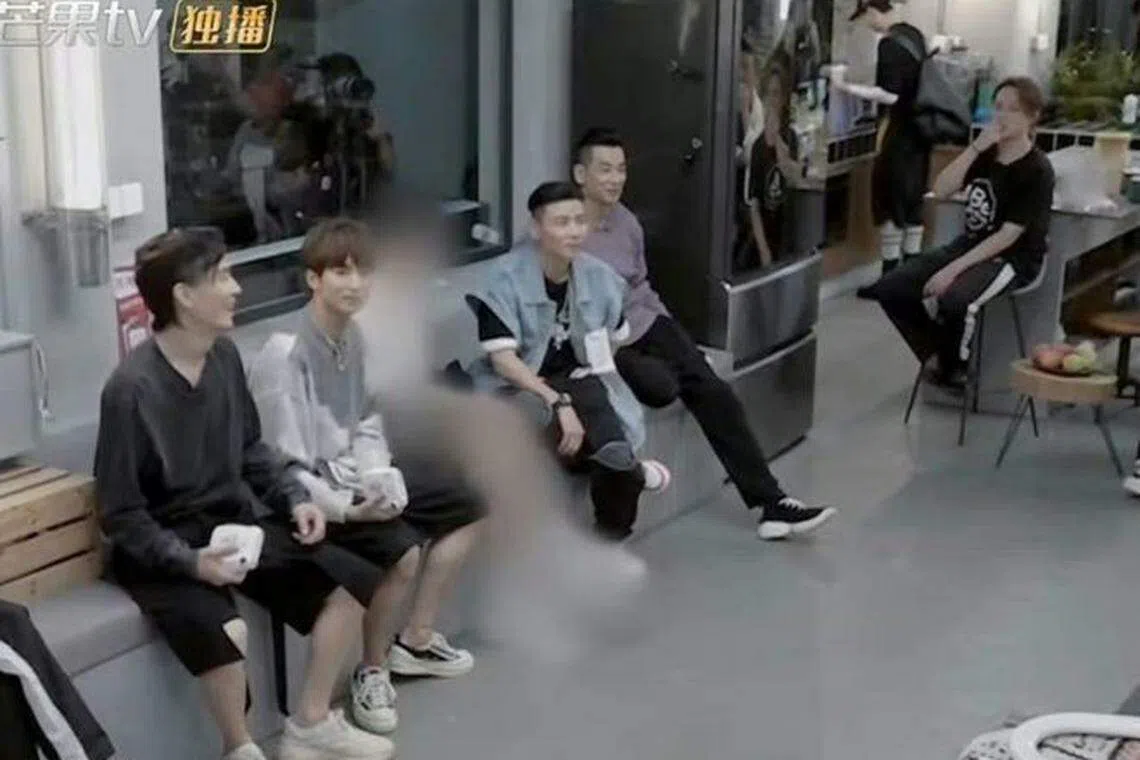 列座艺人之间依稀可见出事艺人被剪辑后的朦胧身影。（互联网）