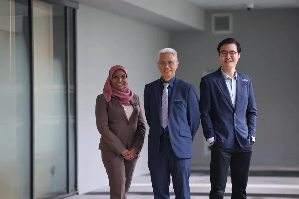 新保集团综合诊疗所研究副主任穆萨医生（Moosa Aminath Shiwaza，左起）、新保集团综合诊疗所研究与基层医疗研究院主任陈业川副教授，以及新保集团综合诊疗所研究员林杰恩，在新加坡基层医疗大会上向媒体介绍“认知健康游乐园”项目。（陈渊庄摄）