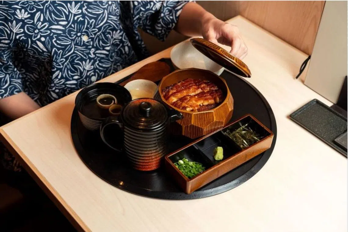 鳗鱼饭三吃套餐，品味原味炭烤鰻鱼后，再搭配现磨山葵、海苔与葱花，最后倒入温热鲜美的高汤。（餐馆提供）