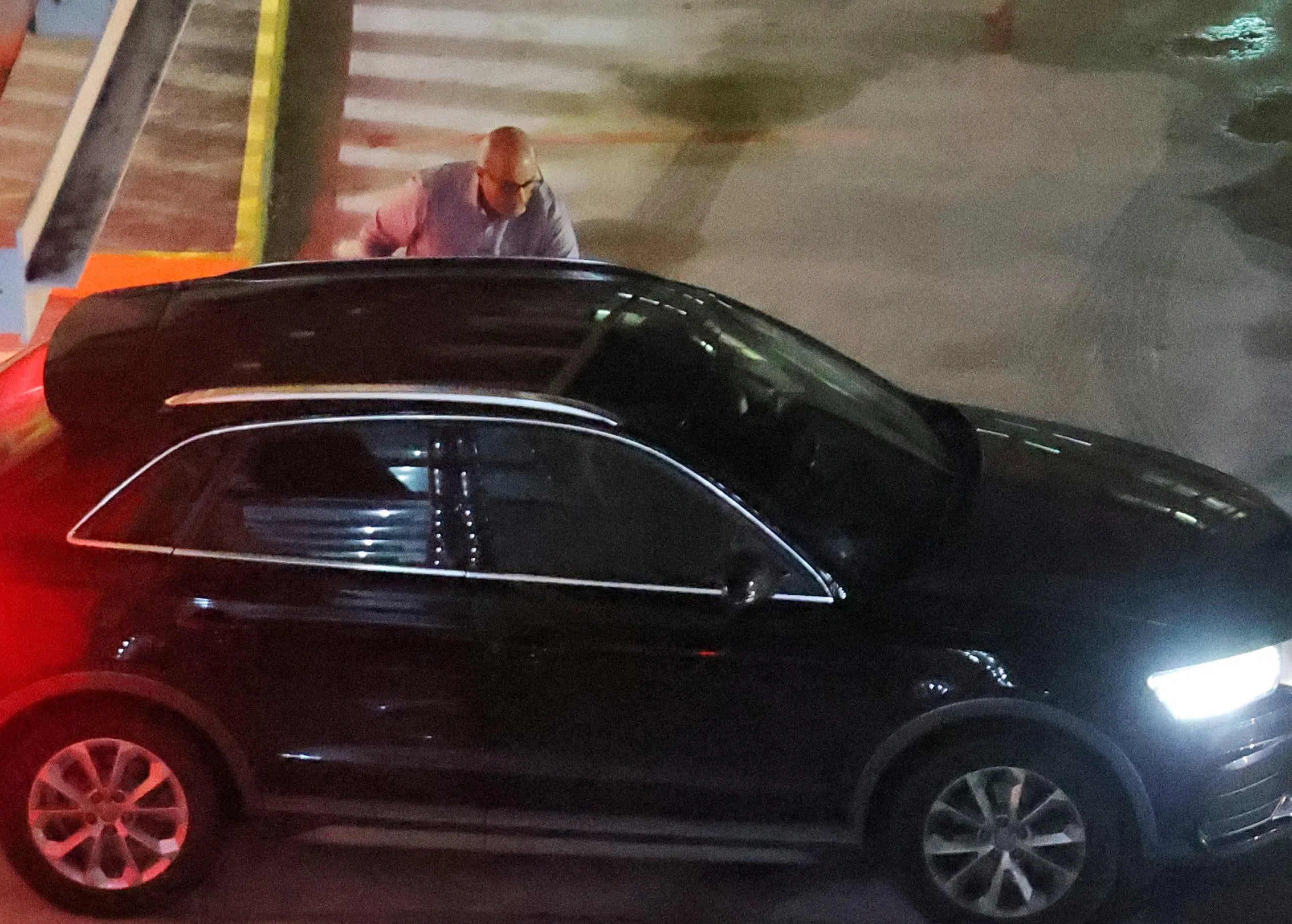 交通部长易华仁7月18日被拍摄到，于上午约10时50分现身贪污调查局，晚上约8时50分乘车离开，逗留约10小时。（档案照片）