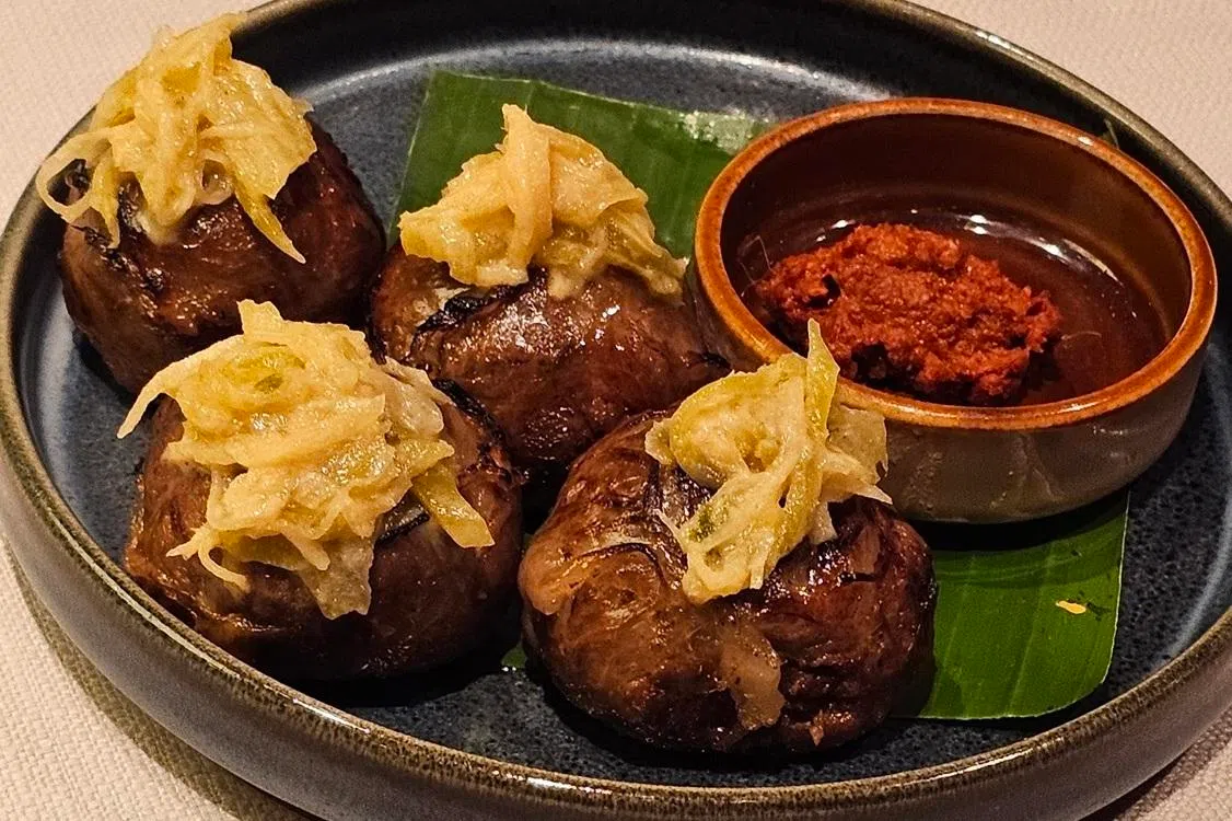 用猪网油包裹的猪肝丸，是娘惹手工菜。（黄亿敏摄）