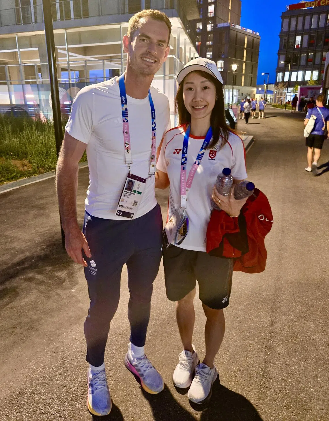 在奥运村巧遇英国网球天王默里，我国羽将陈薇涵（右）感到非常兴奋。（陈薇涵提供）