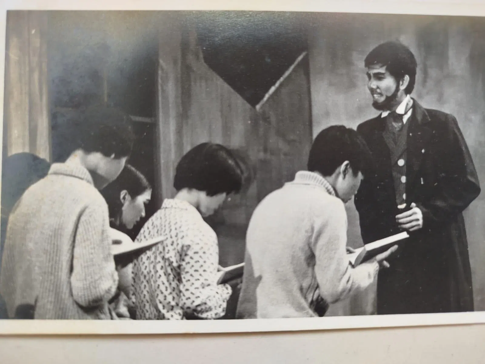 1969年《挣扎》上演在即却遭禁演，改以诗歌朗诵和短剧晚会形式演出。杨世彬（右一）在短剧《最后一课》中饰演法语老师。（受访者提供）