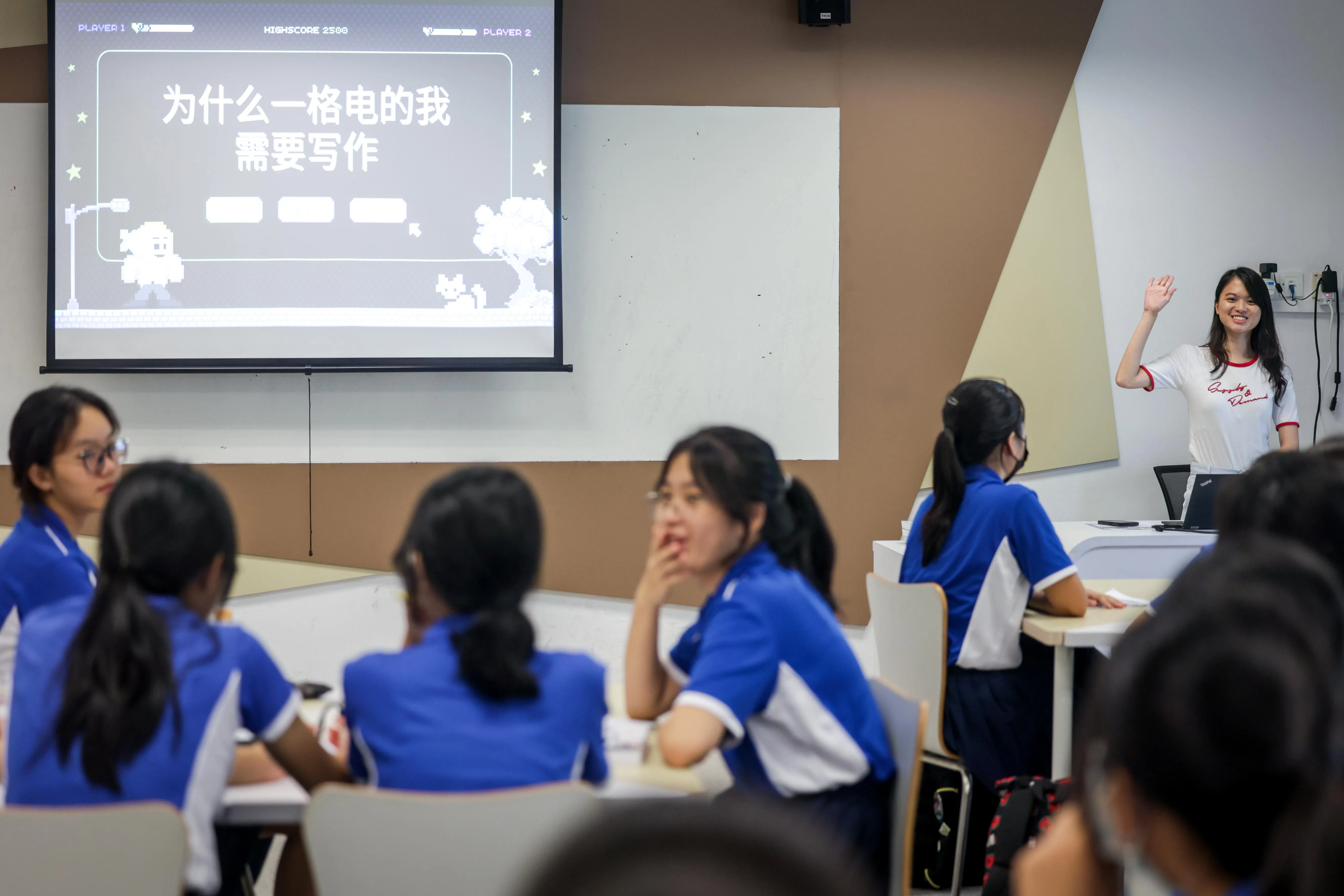 第五代字食族专栏作者孙靖斐和学生分享自己的创作经验。（叶振忠摄）