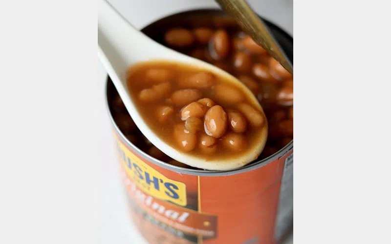 茄汁豆罐头里加入腌制培根、黑糖和混合香料慢火烹制而成，味道比普通茄汁豆好吃多了。（龙国雄摄）