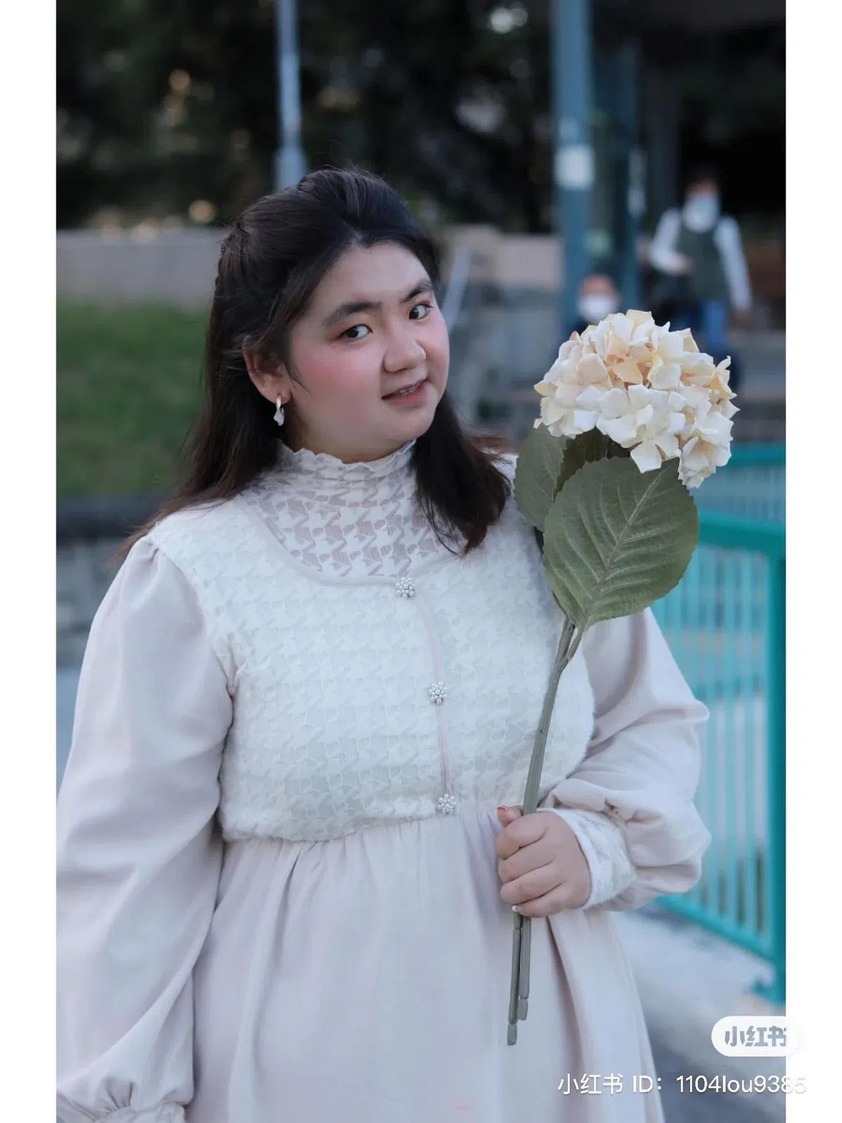 何嘉珍在小红书账号贴出穿搭照。（何嘉珍小红书）