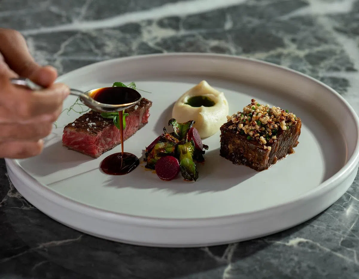 Eclipse餐馆走中西合璧，牛排的酱料是中餐常见的海鲜酱。