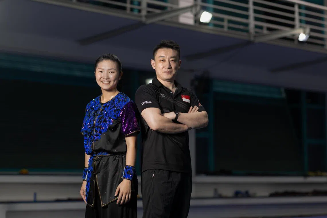 在马景伟教练（右）的指导下，王雪苓顺利完成转换项目的过渡期，在今年取得不错的表现。（白艳琳摄）