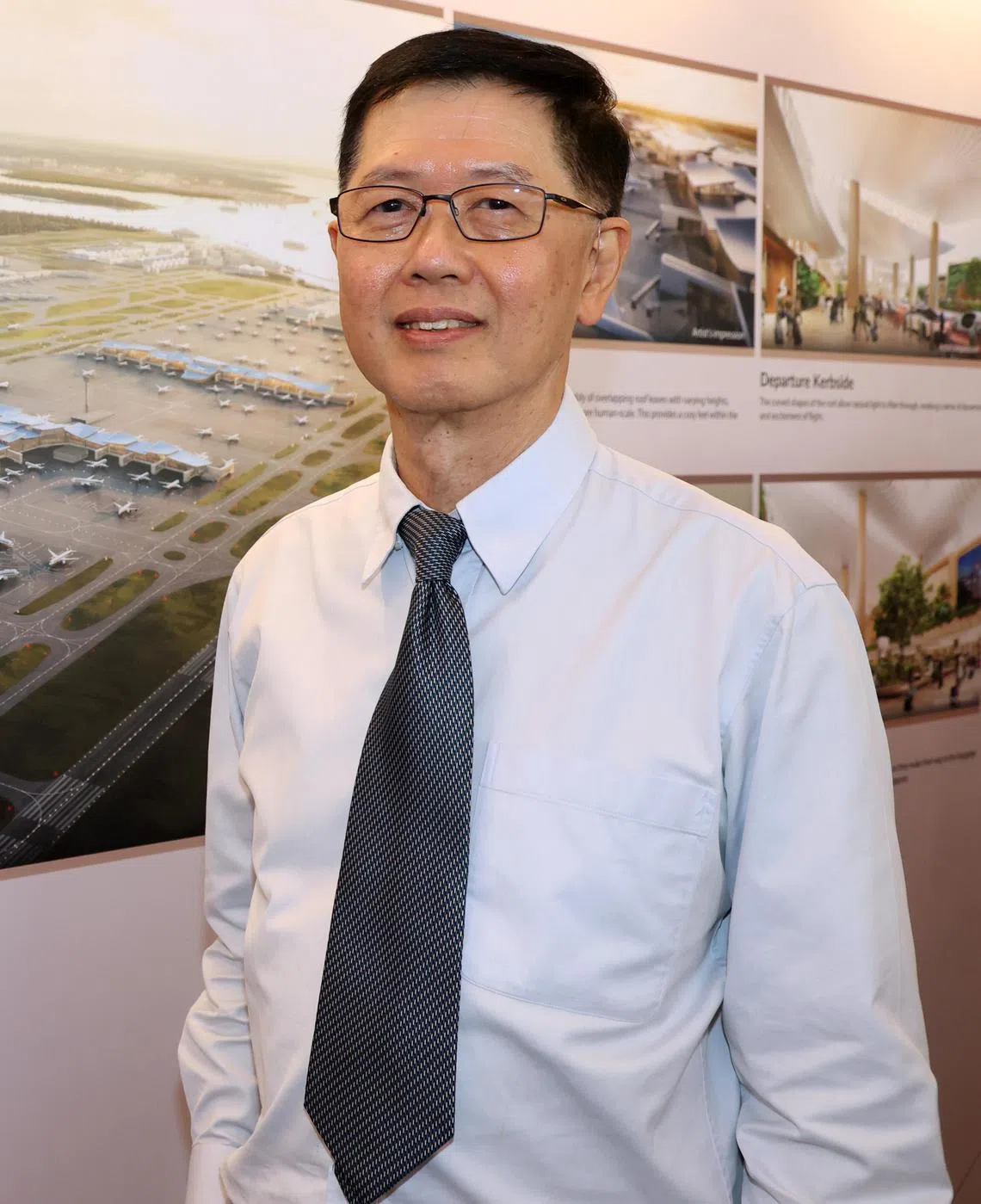 樟宜机场集团樟宜东项目施工管理部总监梁厚贤多年前在公共工程局工作时，参与了樟宜机场第二搭客大厦（T2）和第三搭客大厦（T3）的建筑工程。（邝启聪摄）