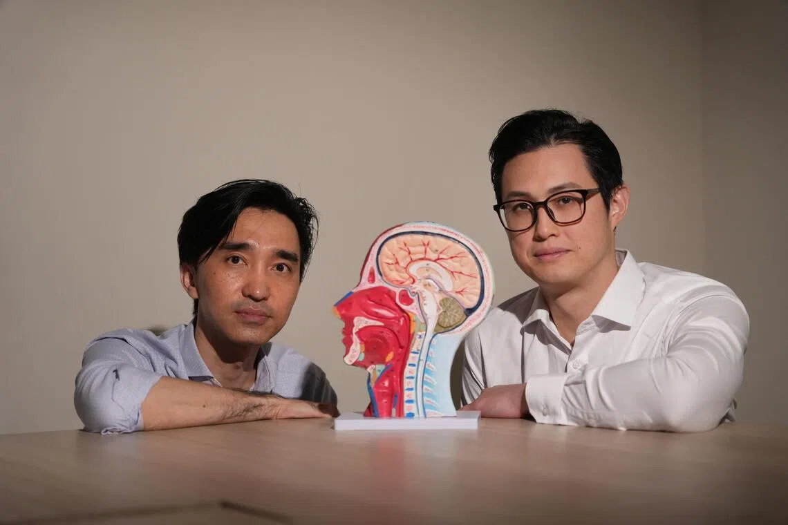 手术主刀医生是樟宜综合医院整形、重建与美容外科顾问医生、临床助理教授郑贵顺（左），以及整形、重建和美容外科主任与高级顾问医生，兼淋巴水肿治疗服务处长临床助理教授孙明发（右）。（谢智扬摄）