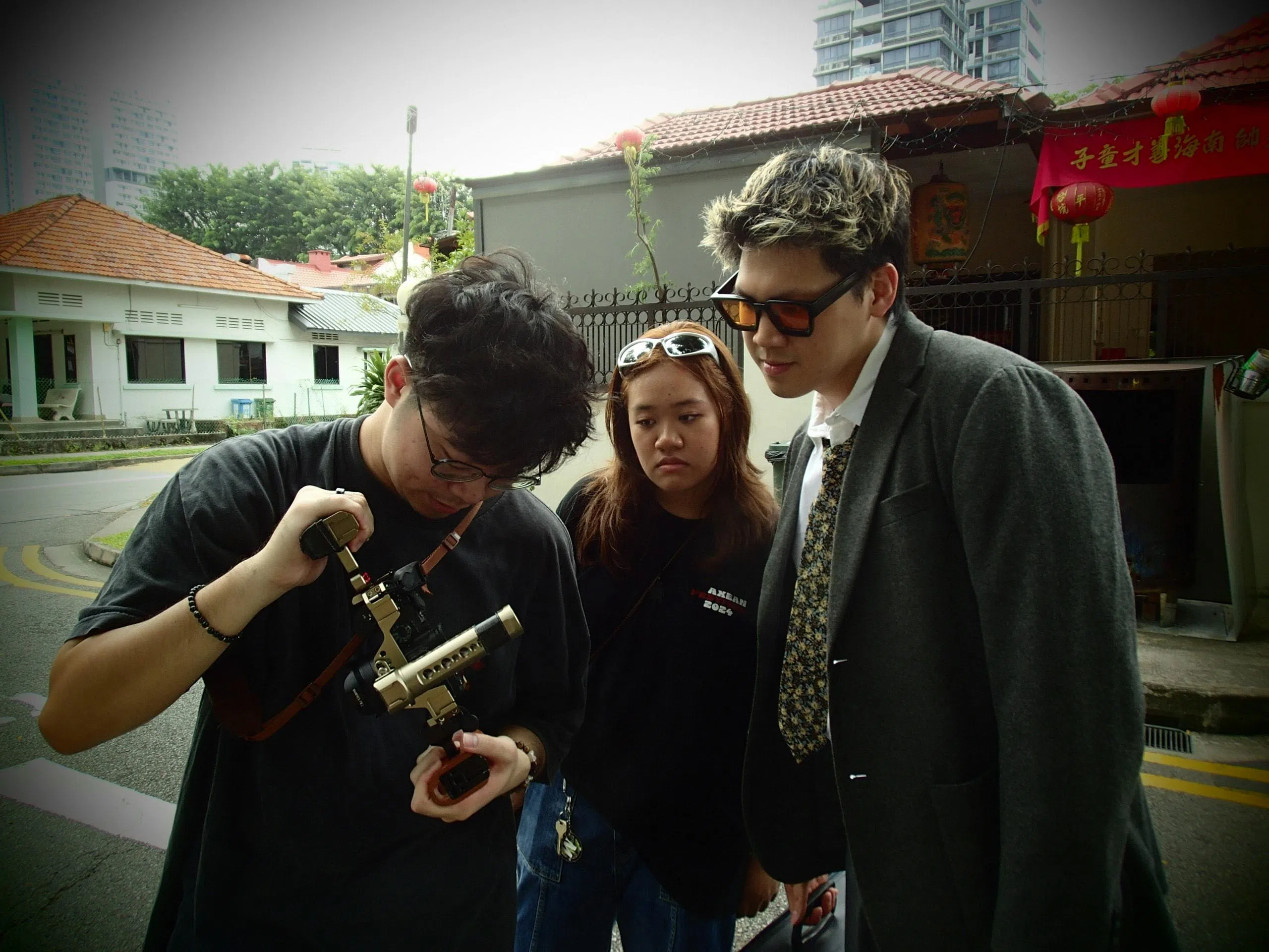 黄僖靖（左）与朋友拍摄音乐视频（MV）。（受访者提供）