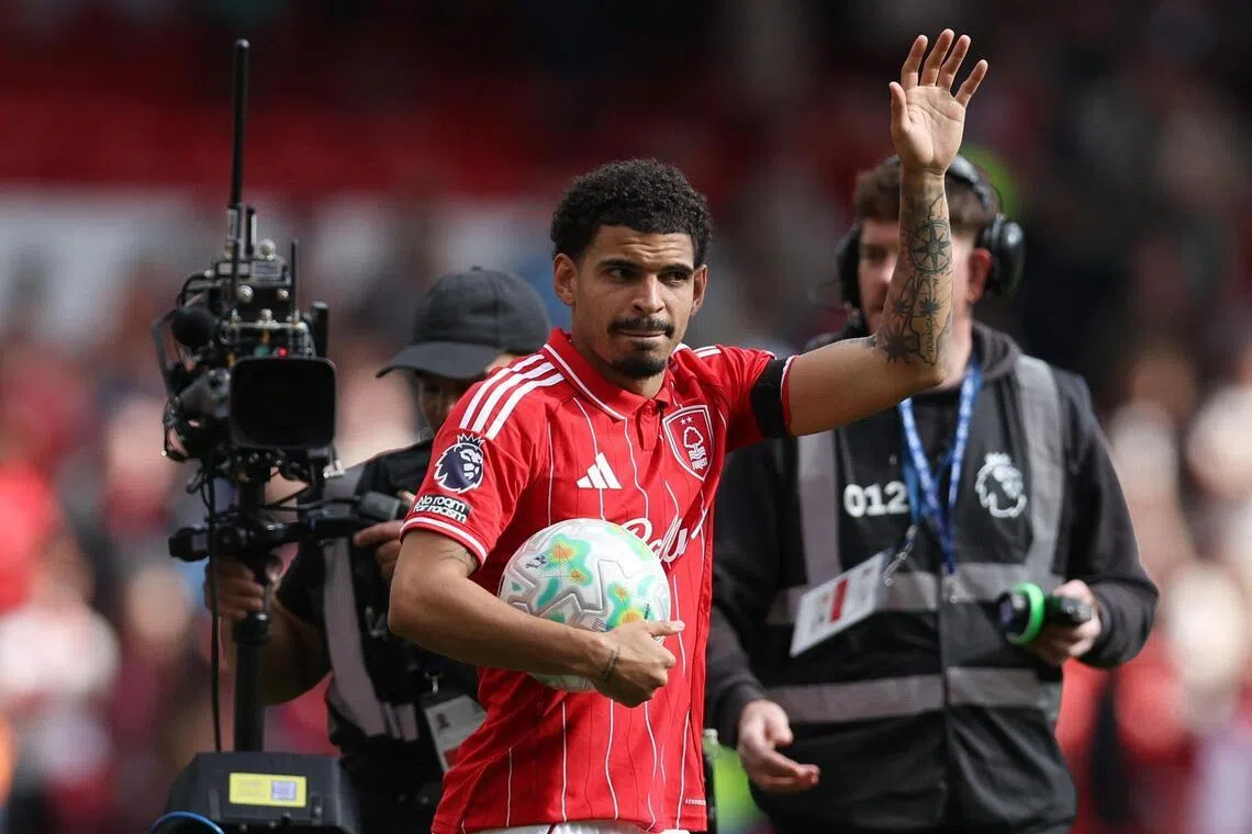 森林前腰吉布斯—怀特（红衣）个人连入三球，达成帽子戏法，并在赛后带走比赛用球作为纪念。（路透社）