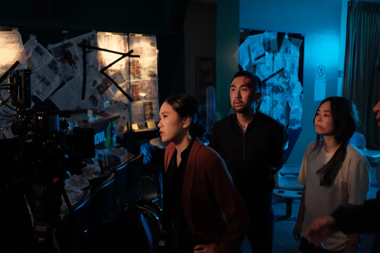 从拍摄到资金全部一脚踢，吴思蕾（左一）和张其炜（中）为电影梦付出，无怨无悔。（受访者提供）