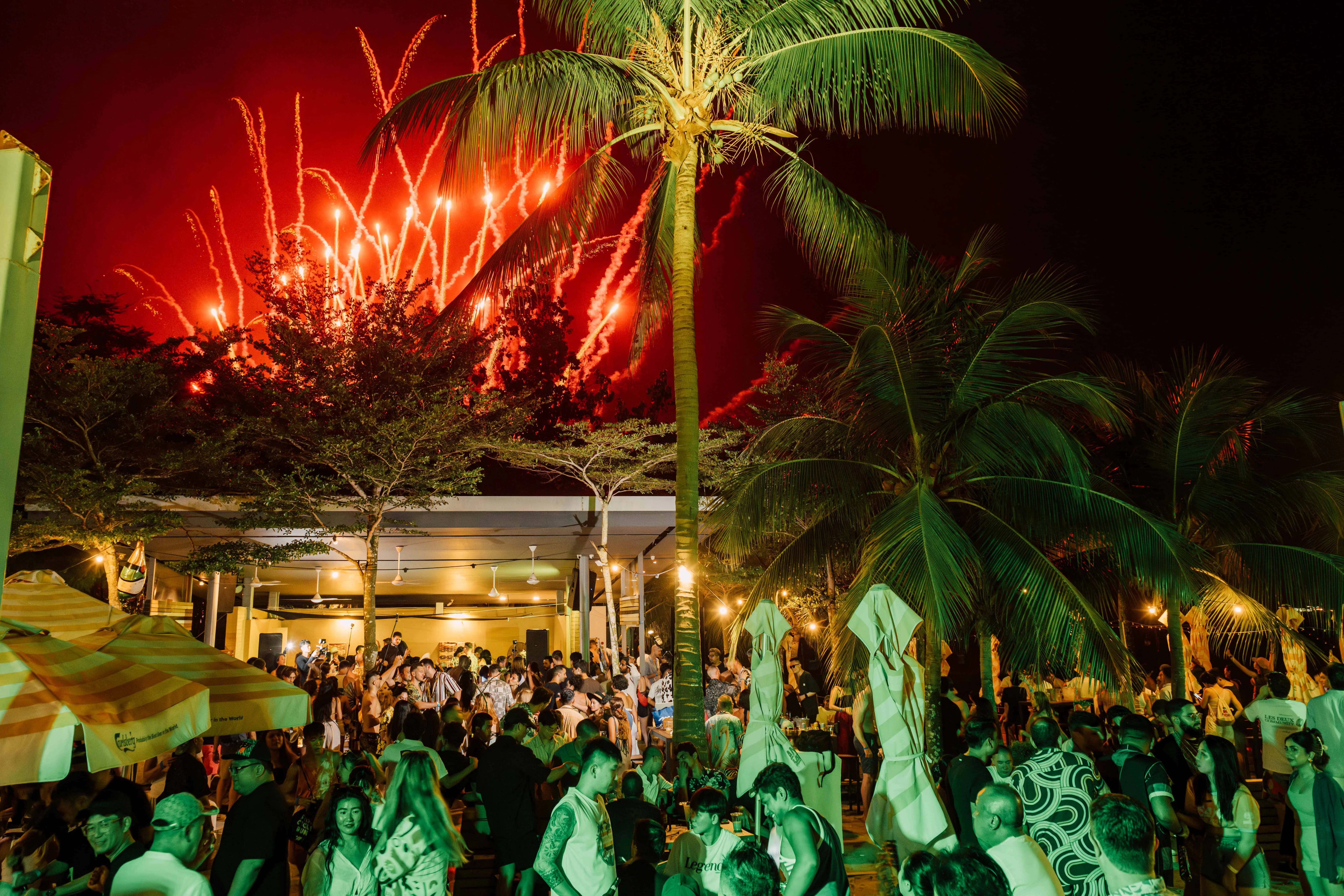 到Sand Bar跨年沙滩派对迎接2025年，这里也是观赏圣淘沙烟花秀的绝佳地点。（图/圣淘沙提供）